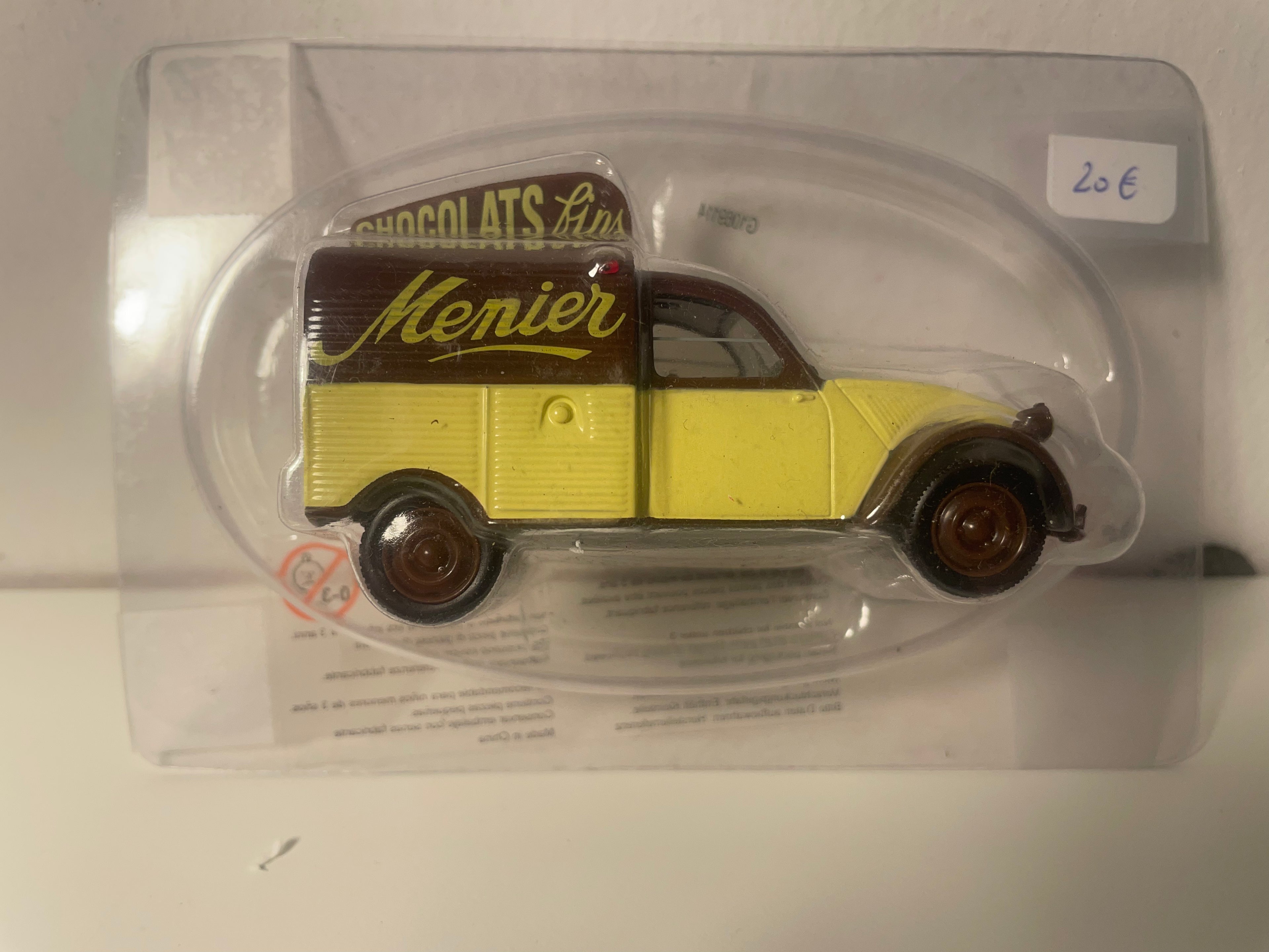 Citroën 2 CV AU furgonetta gialla e marrone con pubblicità per i cioccolati MENIER - Norev (in blister)