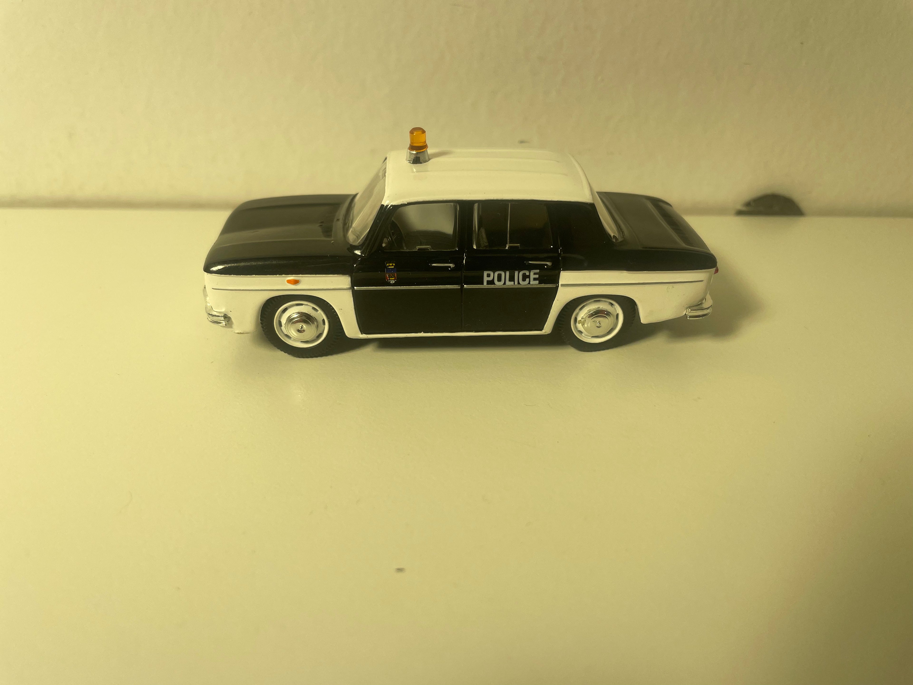 Schwaarz-wäiss Renault 8 POLICE