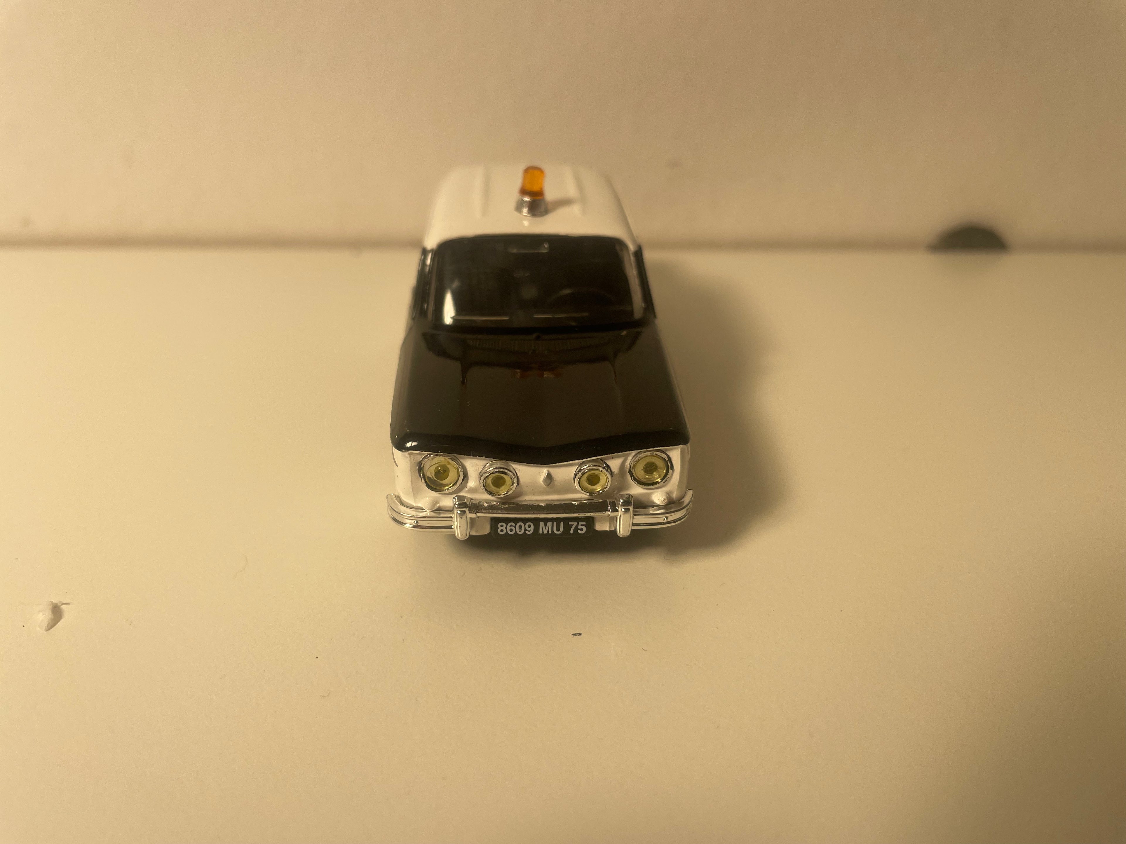 Schwaarz-wäiss Renault 8 POLICE