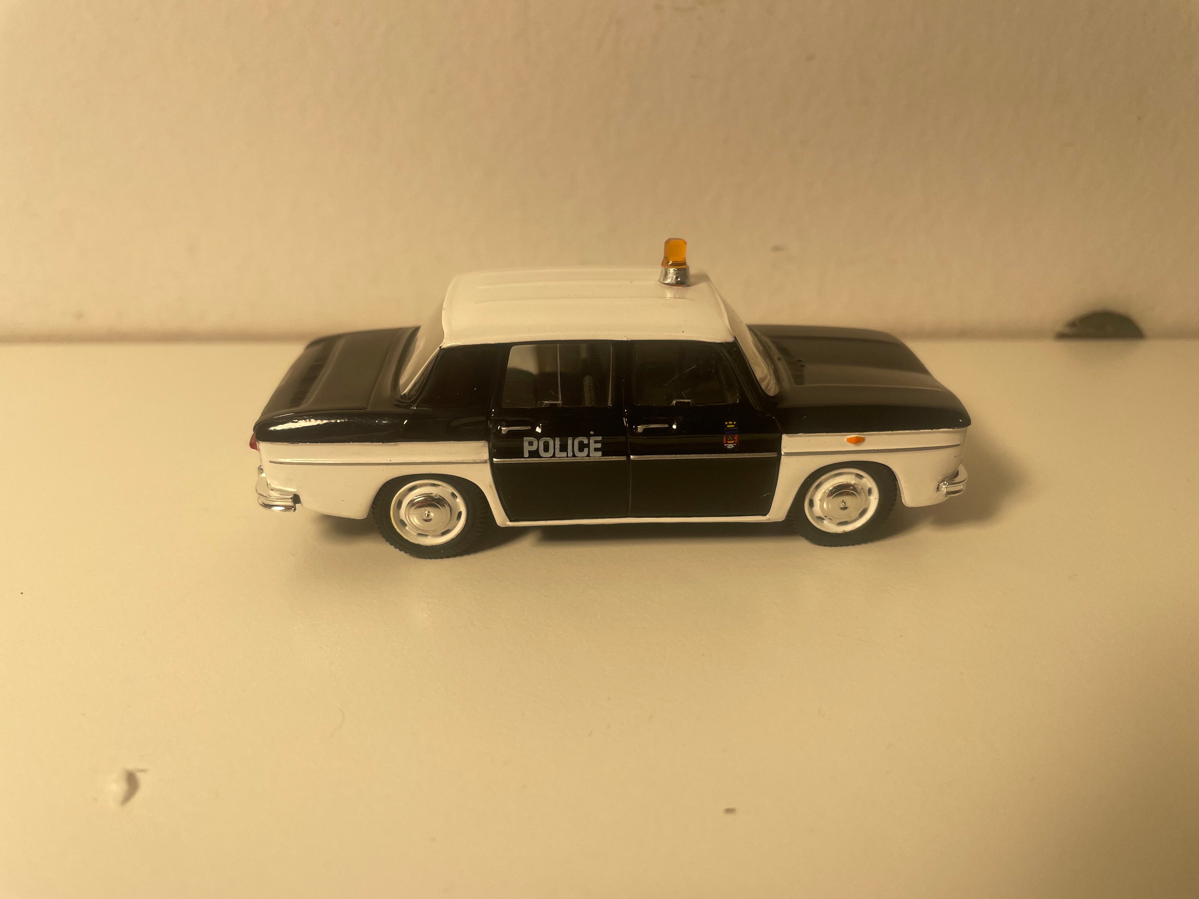 Schwaarz-wäiss Renault 8 POLICE