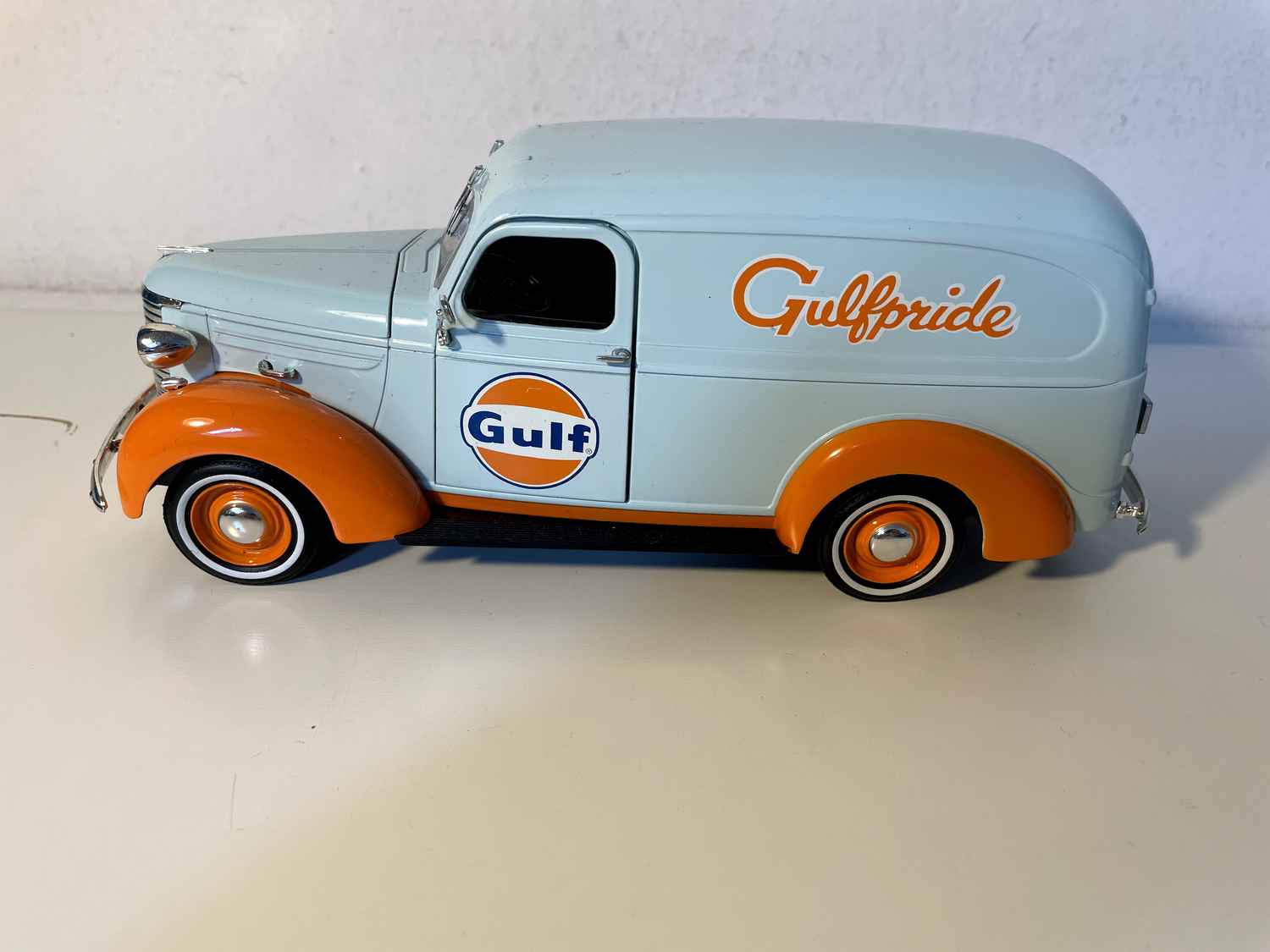 Chevrolet Panel Truck GULF blu e arancione del 1939 (scala 1/24)