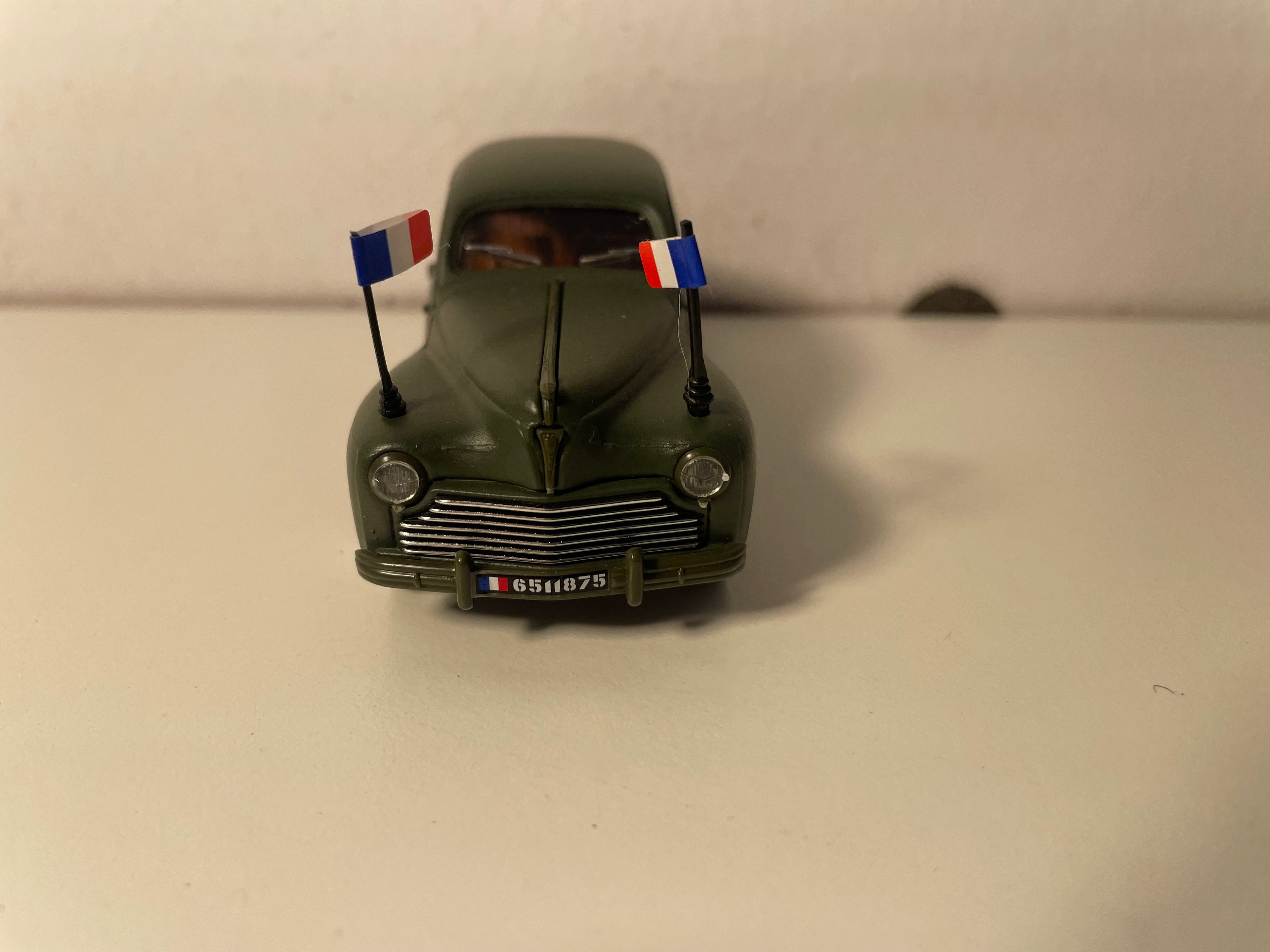 Peugeot 203 militar verde oscuro con bandera - Solido (fabricación francesa) - caja N°TE9628