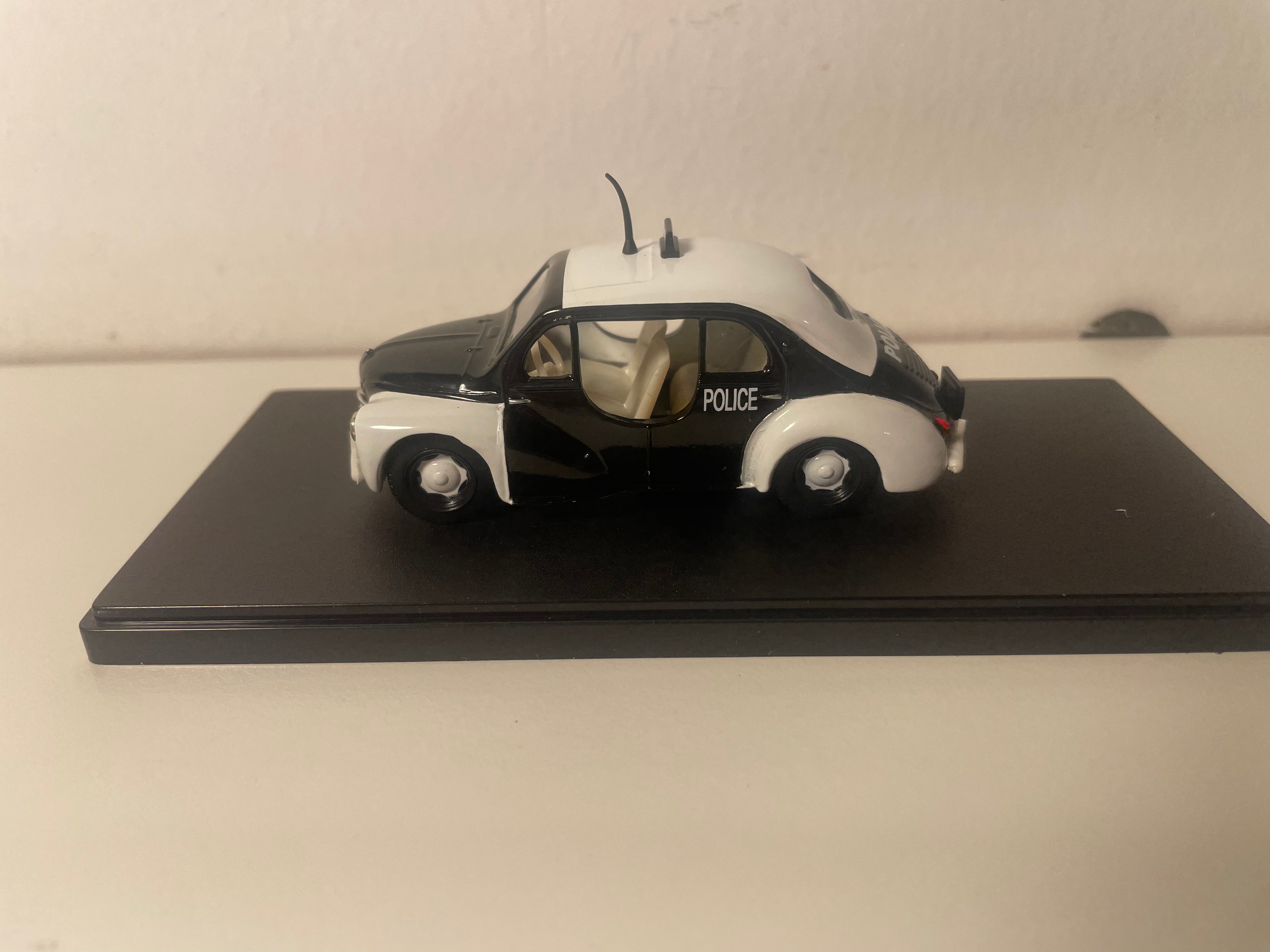 Renault 4 CV nera e bianca POLIZIA (scatola in plexiglas)