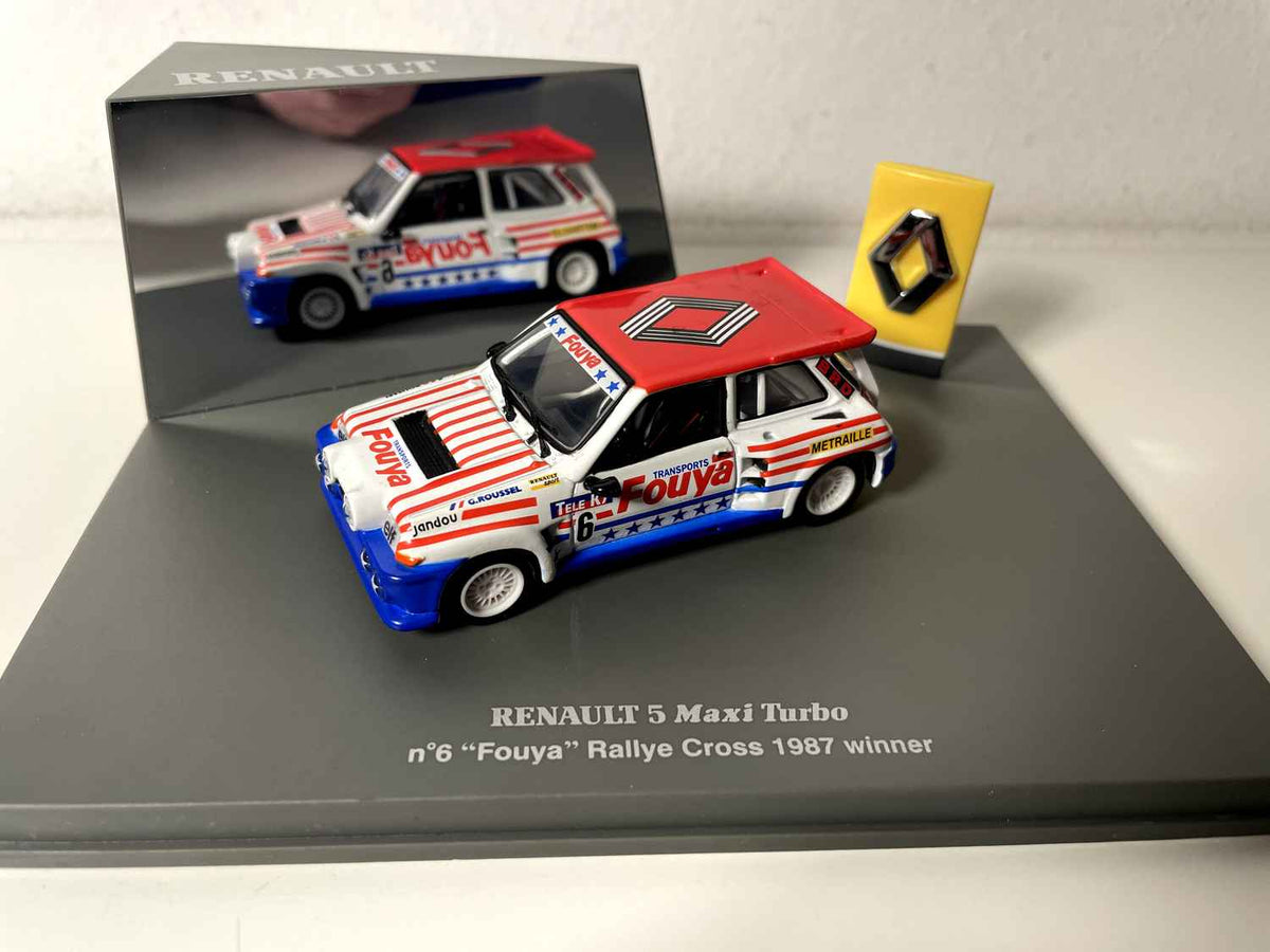 Renault 5 Maxi Turbo blo, wäiss a rout + Sträifen mat der Nummer 6 "Fouya" Rallye-Cross-Gewënnerin vun 1987 (rechteckeg Boxset)