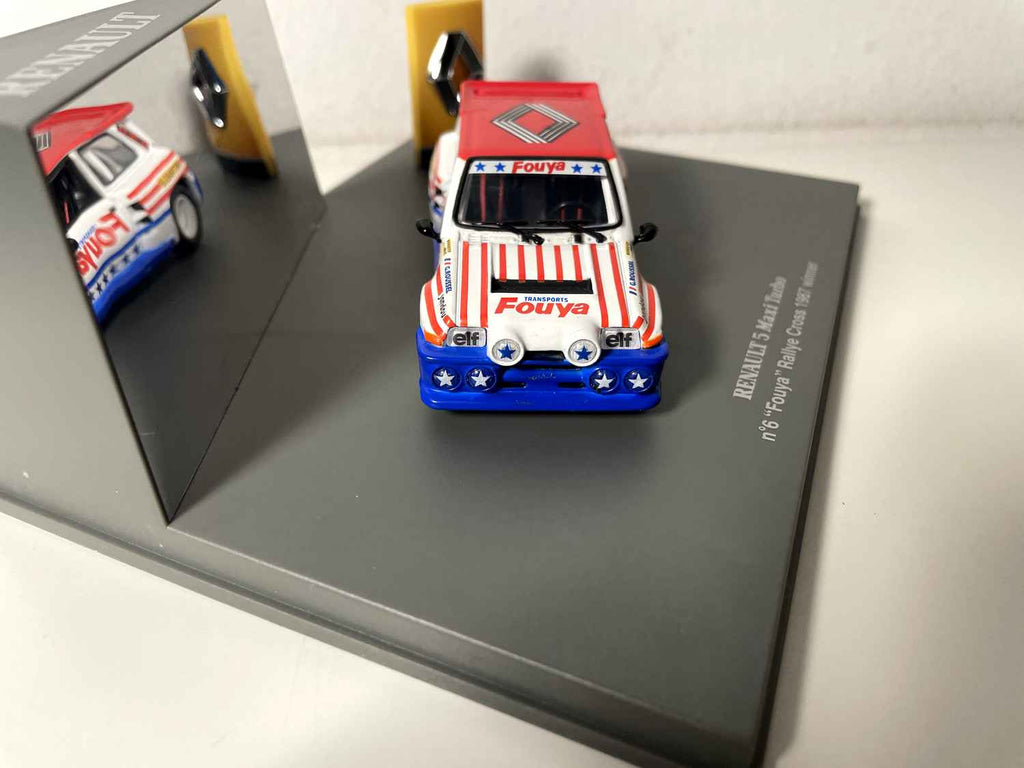 Renault 5 Maxi Turbo blo, wäiss a rout + Sträifen mat der Nummer 6 "Fouya" Rallye-Cross-Gewënnerin vun 1987 (rechteckeg Boxset)