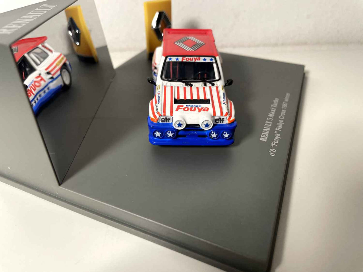 Renault 5 Maxi Turbo blo, wäiss a rout + Sträifen mat der Nummer 6 "Fouya" Rallye-Cross-Gewënnerin vun 1987 (rechteckeg Boxset)
