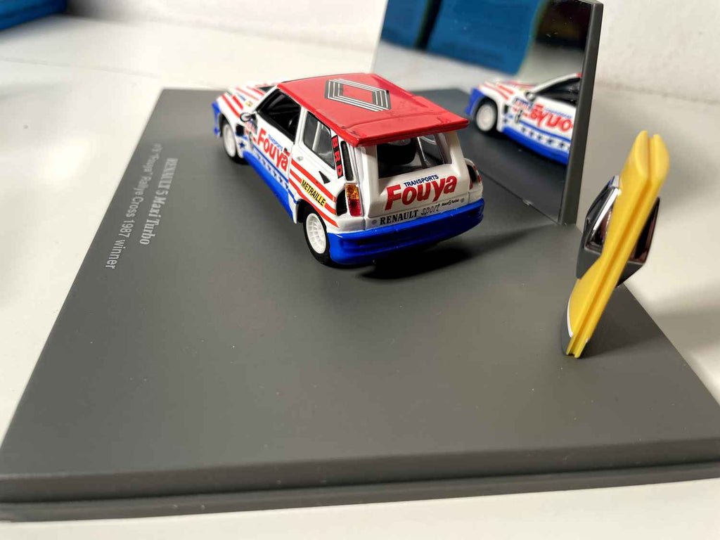 Renault 5 Maxi Turbo blo, wäiss a rout + Sträifen mat der Nummer 6 "Fouya" Rallye-Cross-Gewënnerin vun 1987 (rechteckeg Boxset)