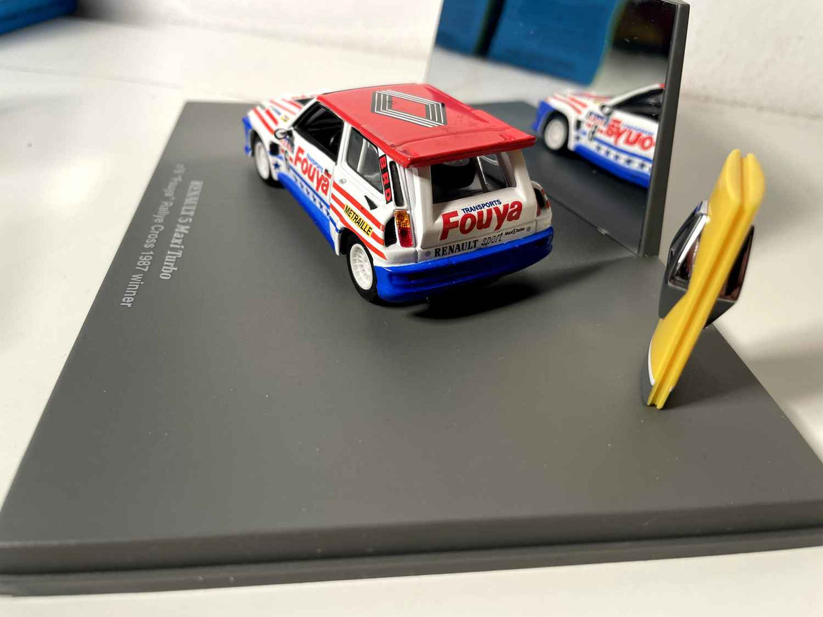 Renault 5 Maxi Turbo blo, wäiss a rout + Sträifen mat der Nummer 6 "Fouya" Rallye-Cross-Gewënnerin vun 1987 (rechteckeg Boxset)