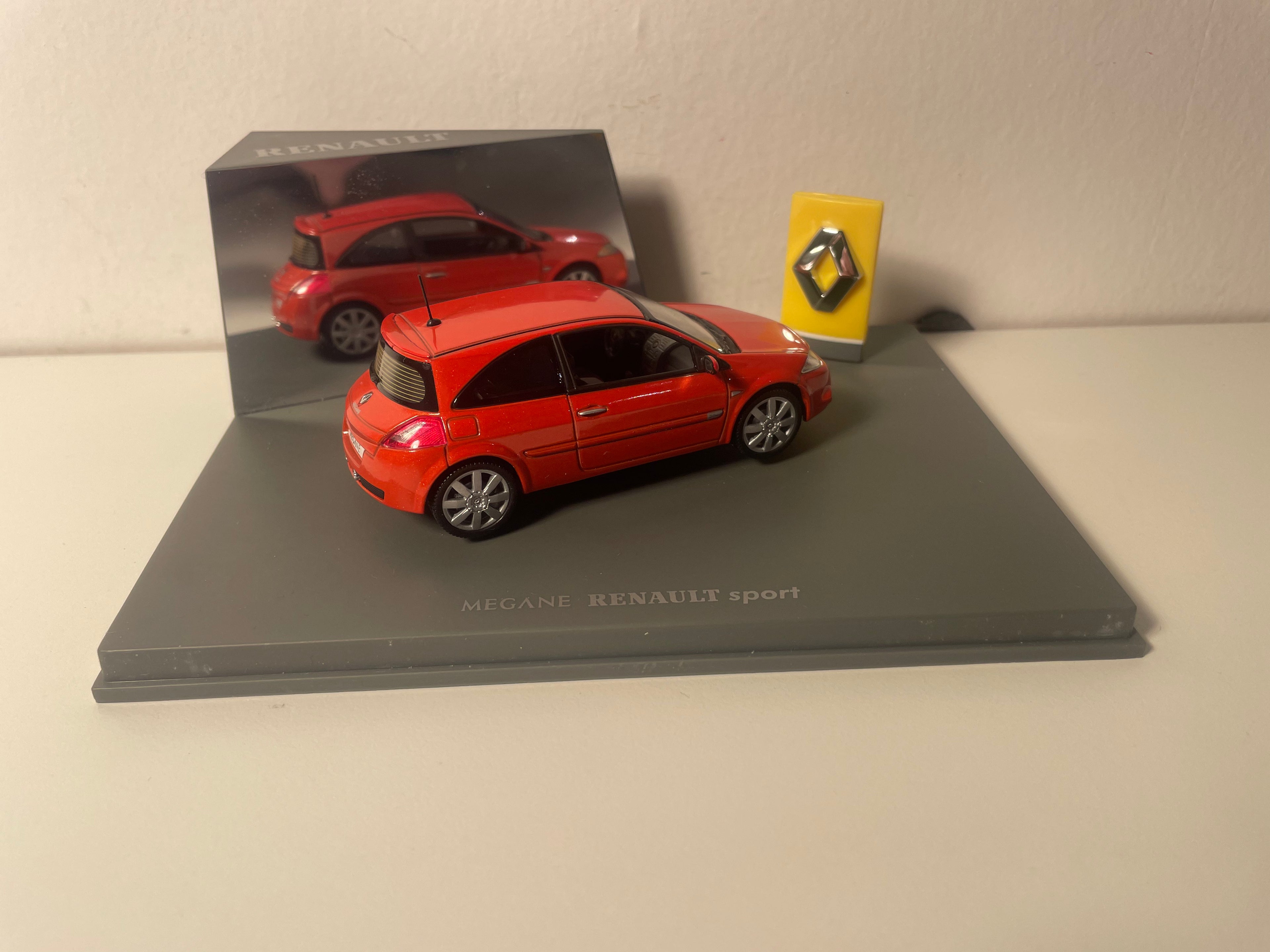 Renault Mégane Sport ciemnoczerwona (pudełko prostokątne) - Universal hobbies