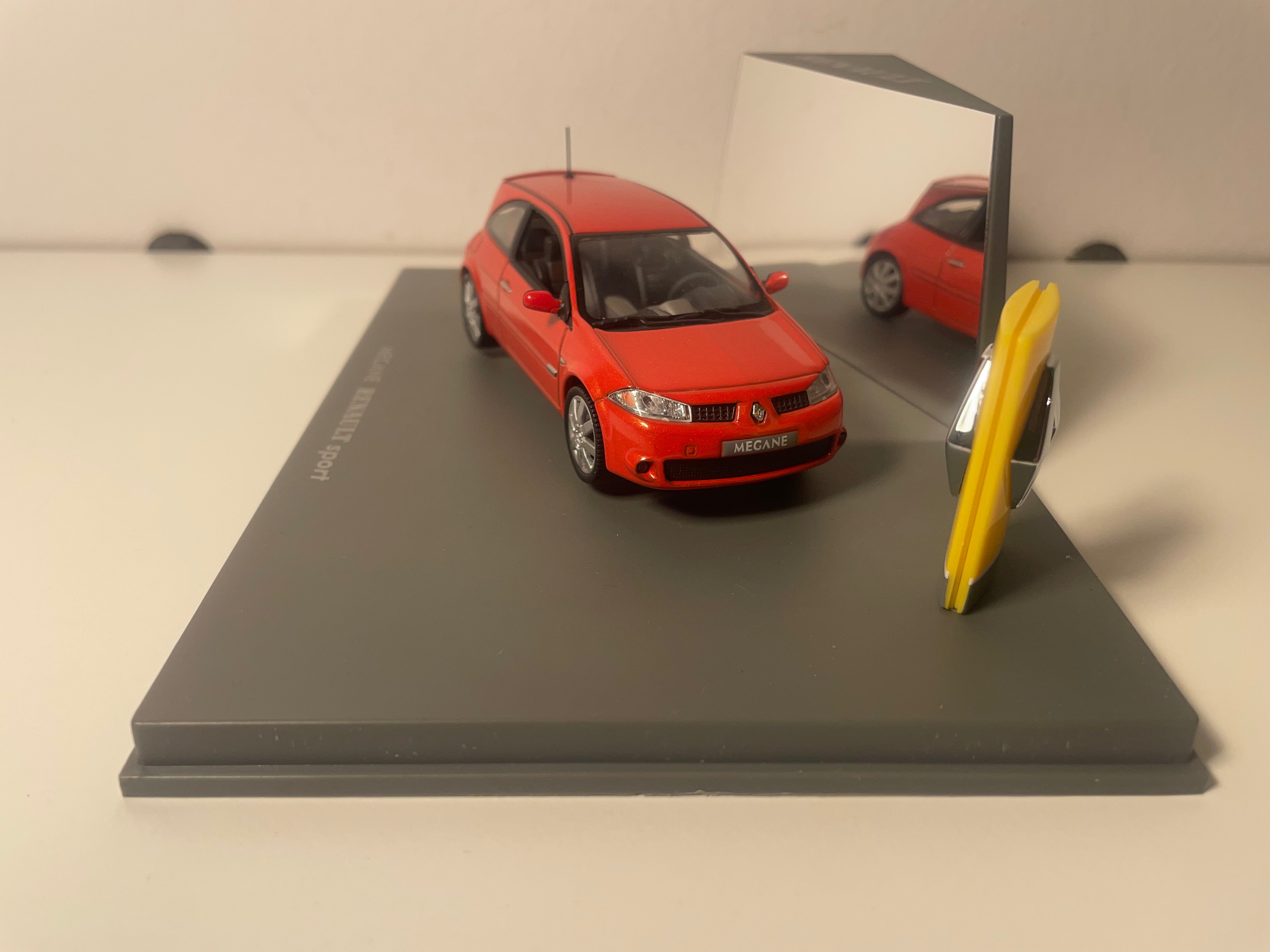 Renault Mégane Sport ciemnoczerwona (pudełko prostokątne) - Universal hobbies