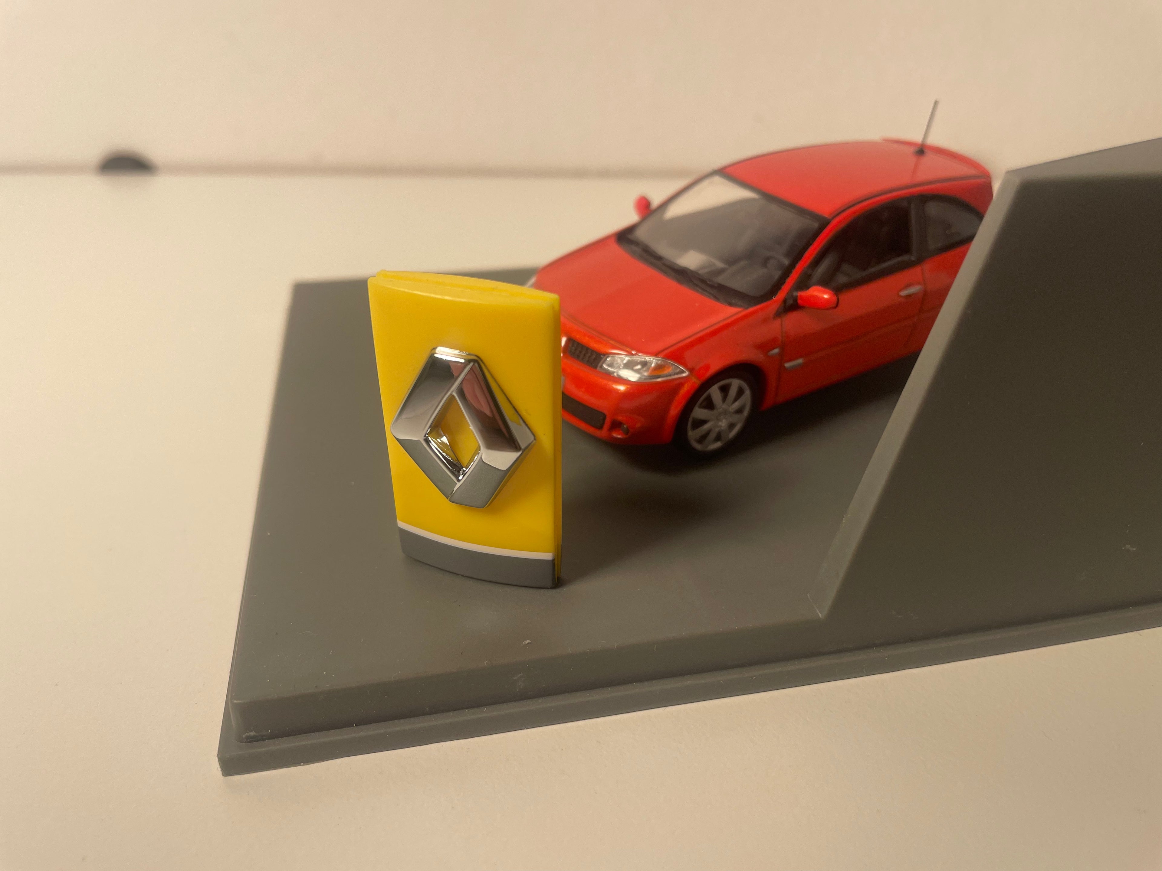 Renault Mégane Sport ciemnoczerwona (pudełko prostokątne) - Universal hobbies