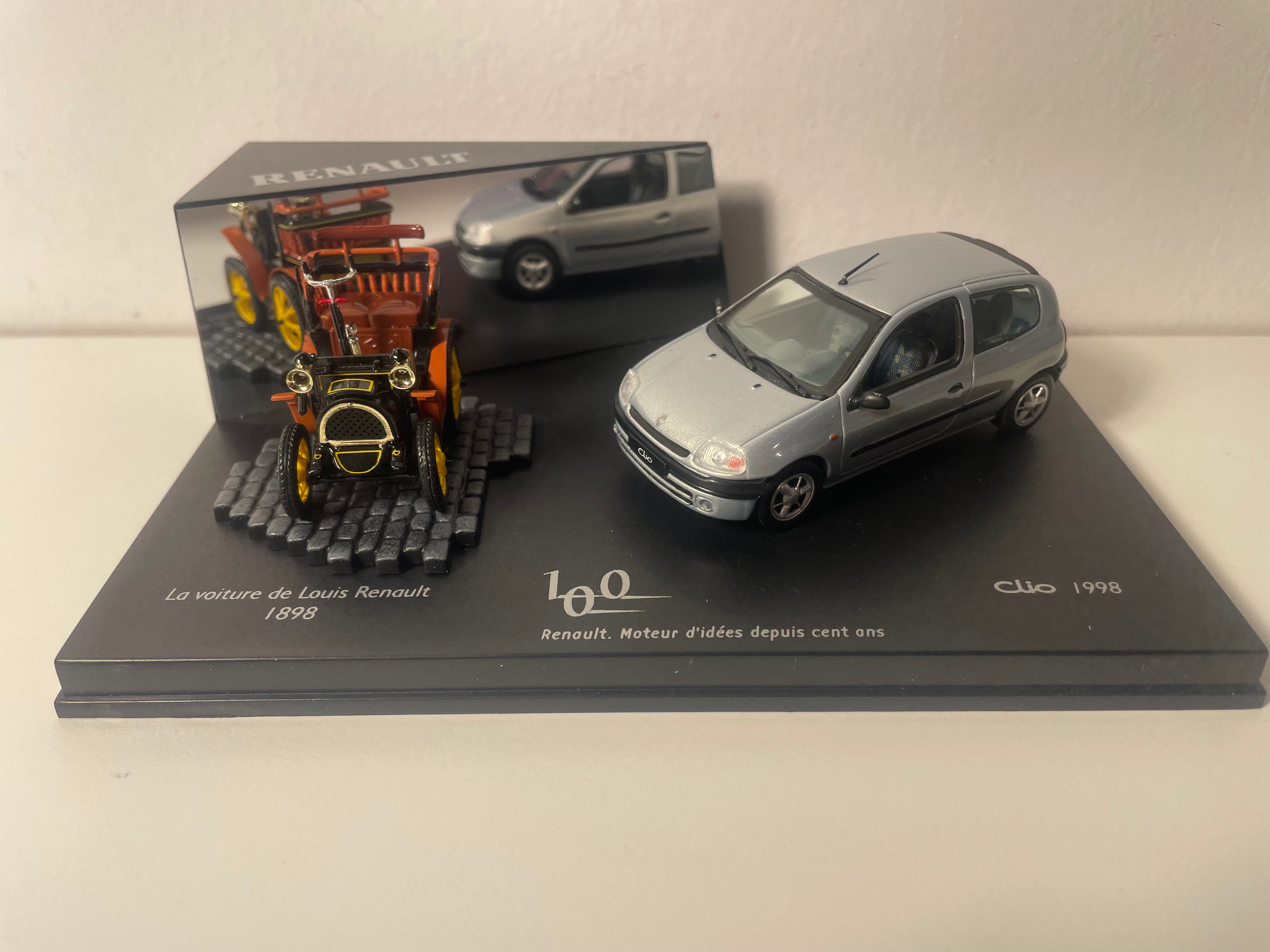 Renault Zesummtee vum Renault Sekel mat dem Auto vum Louis Renault vun 1898 an enger grauer Clio vun 1998 - VITESSE