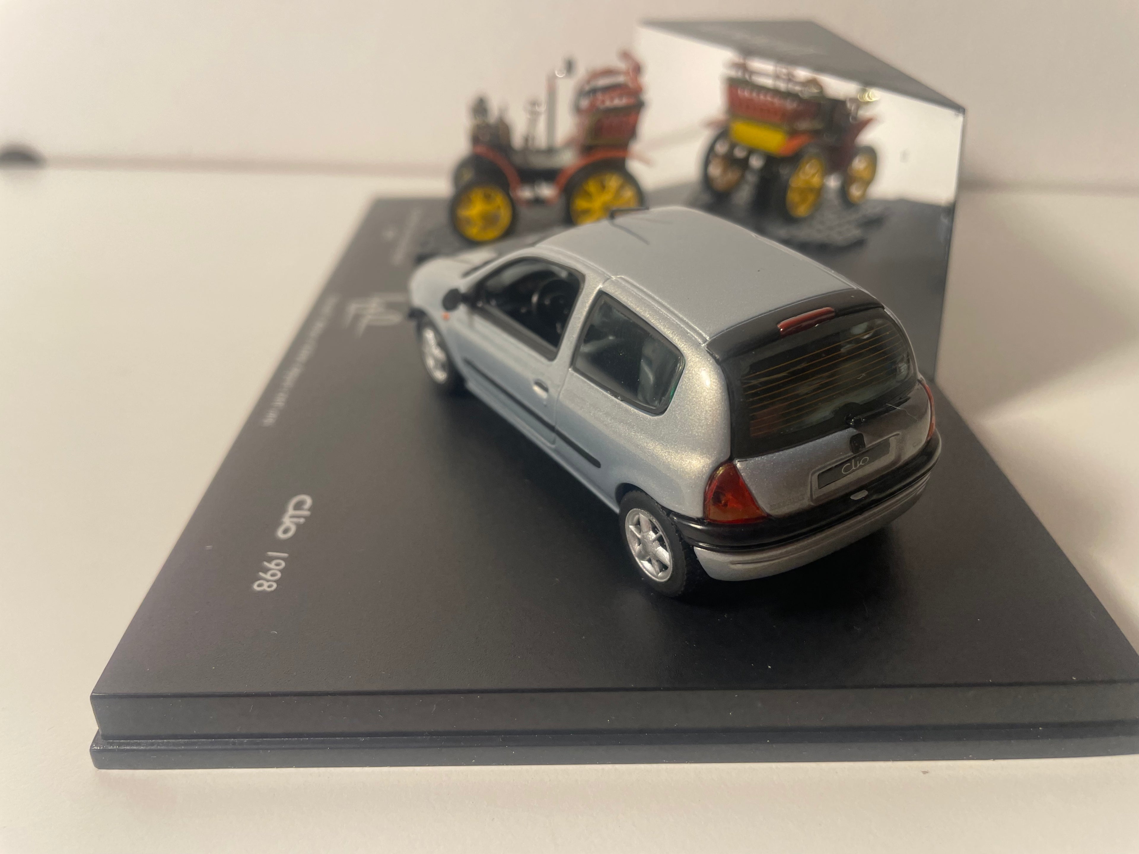 Renault Zesummtee vum Renault Sekel mat dem Auto vum Louis Renault vun 1898 an enger grauer Clio vun 1998 - VITESSE