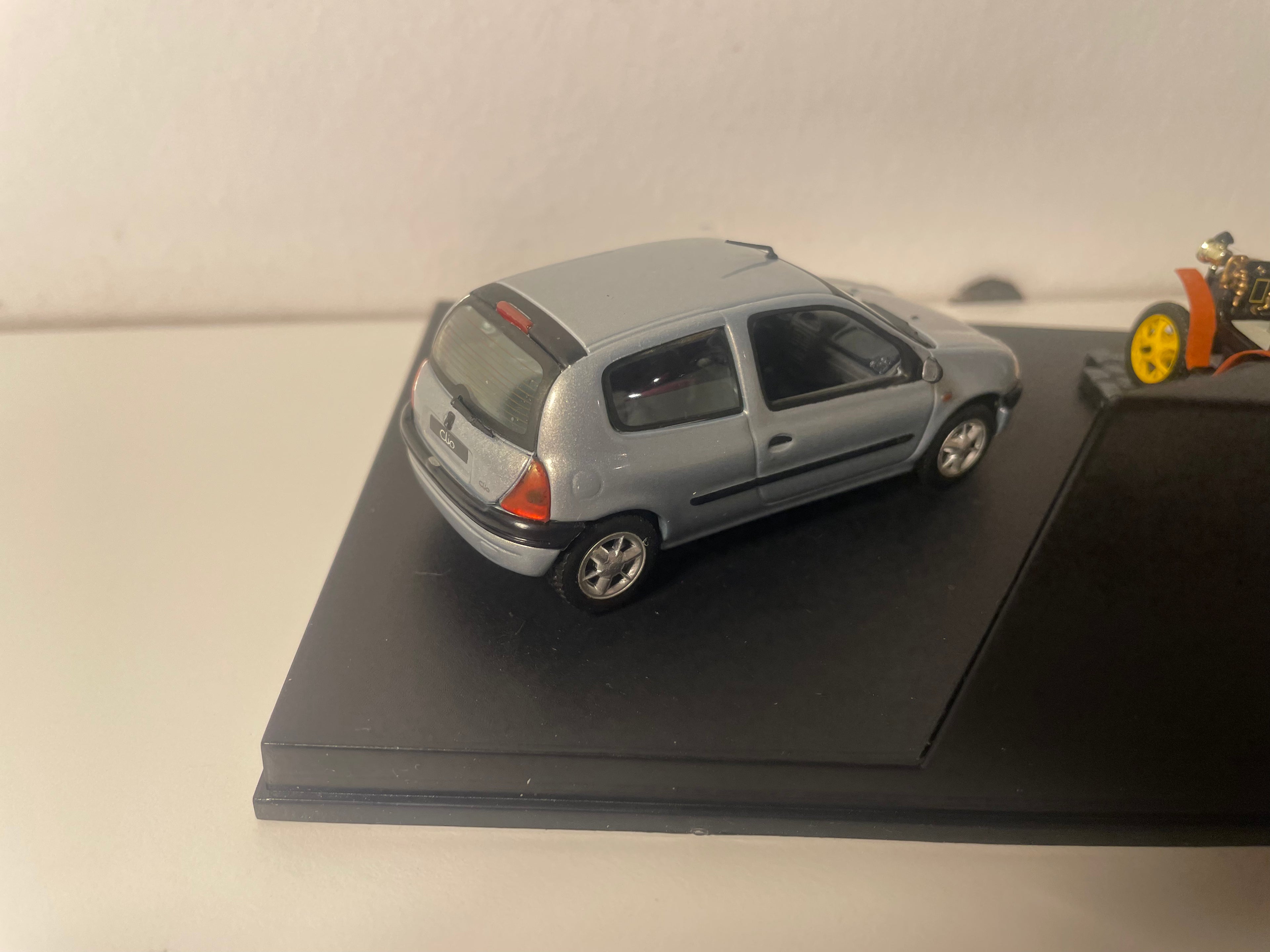 Renault Zesummtee vum Renault Sekel mat dem Auto vum Louis Renault vun 1898 an enger grauer Clio vun 1998 - VITESSE
