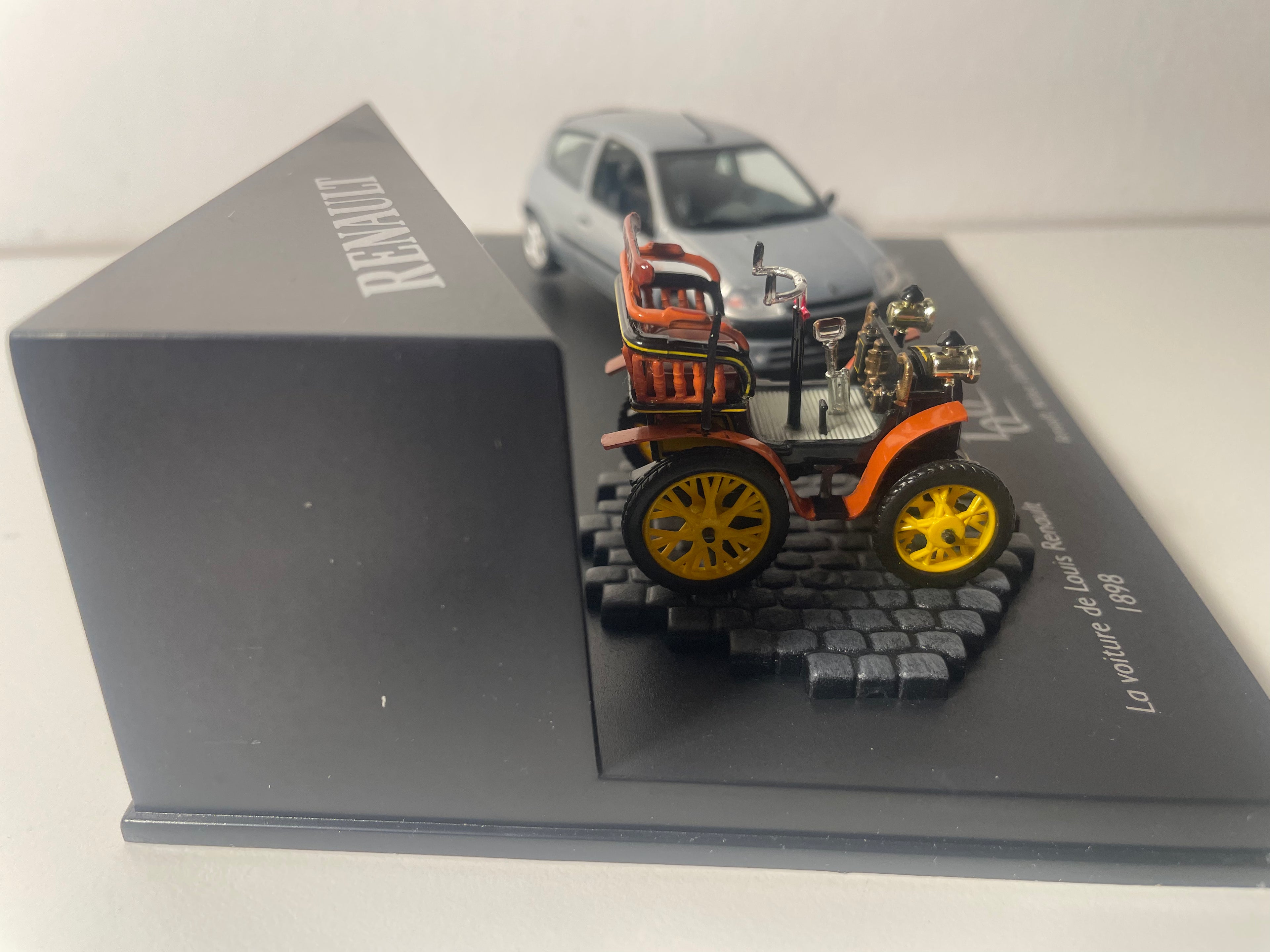 Renault Zesummtee vum Renault Sekel mat dem Auto vum Louis Renault vun 1898 an enger grauer Clio vun 1998 - VITESSE