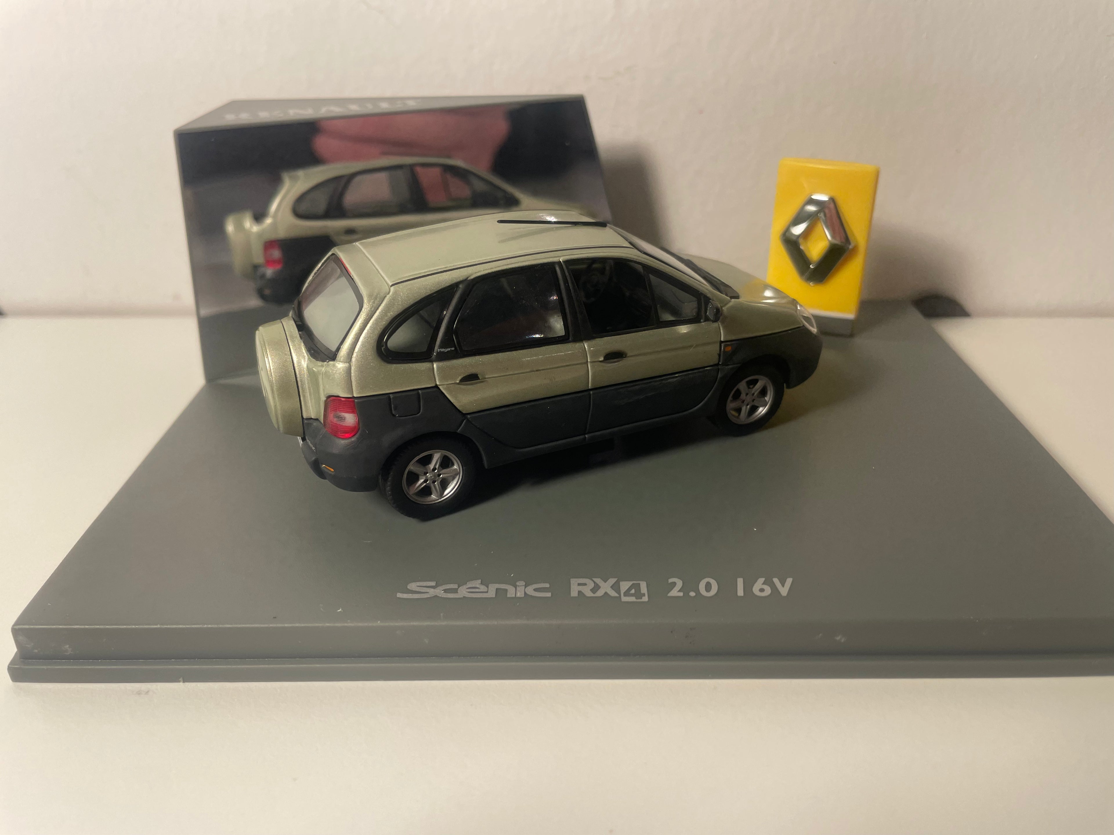 Renault Scénic RX4 2.0 16V zielony - Universal Hobbies (pudełko prostokątne)
