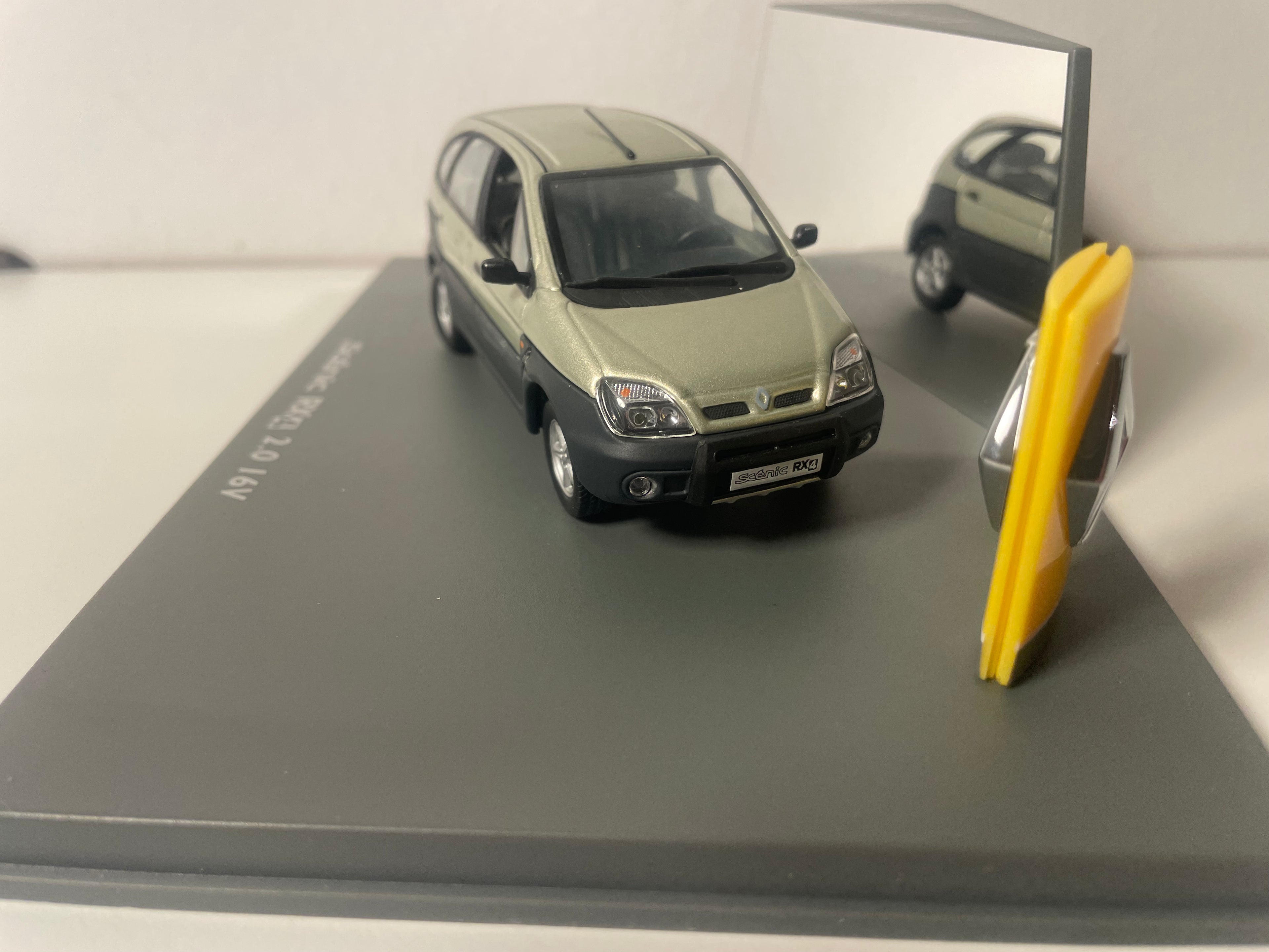 Renault Scénic RX4 2.0 16V zielony - Universal Hobbies (pudełko prostokątne)