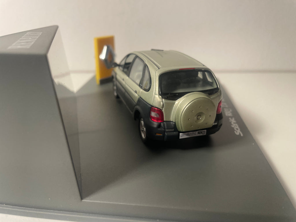 Renault Scénic RX4 2.0 16V zielony - Universal Hobbies (pudełko prostokątne)
