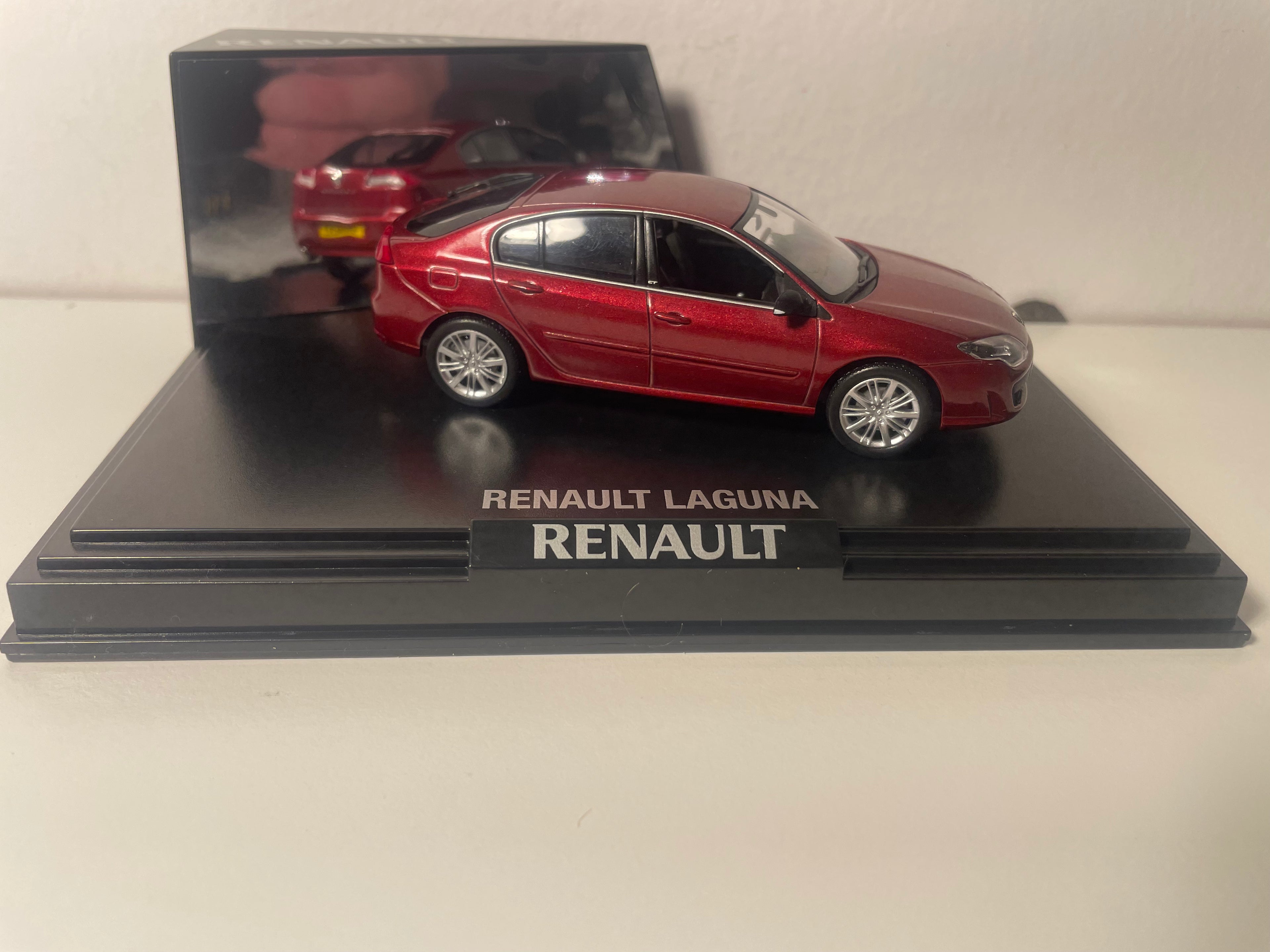 Renault Laguna rouge foncée - NOREV (coffret boite rectangle)
