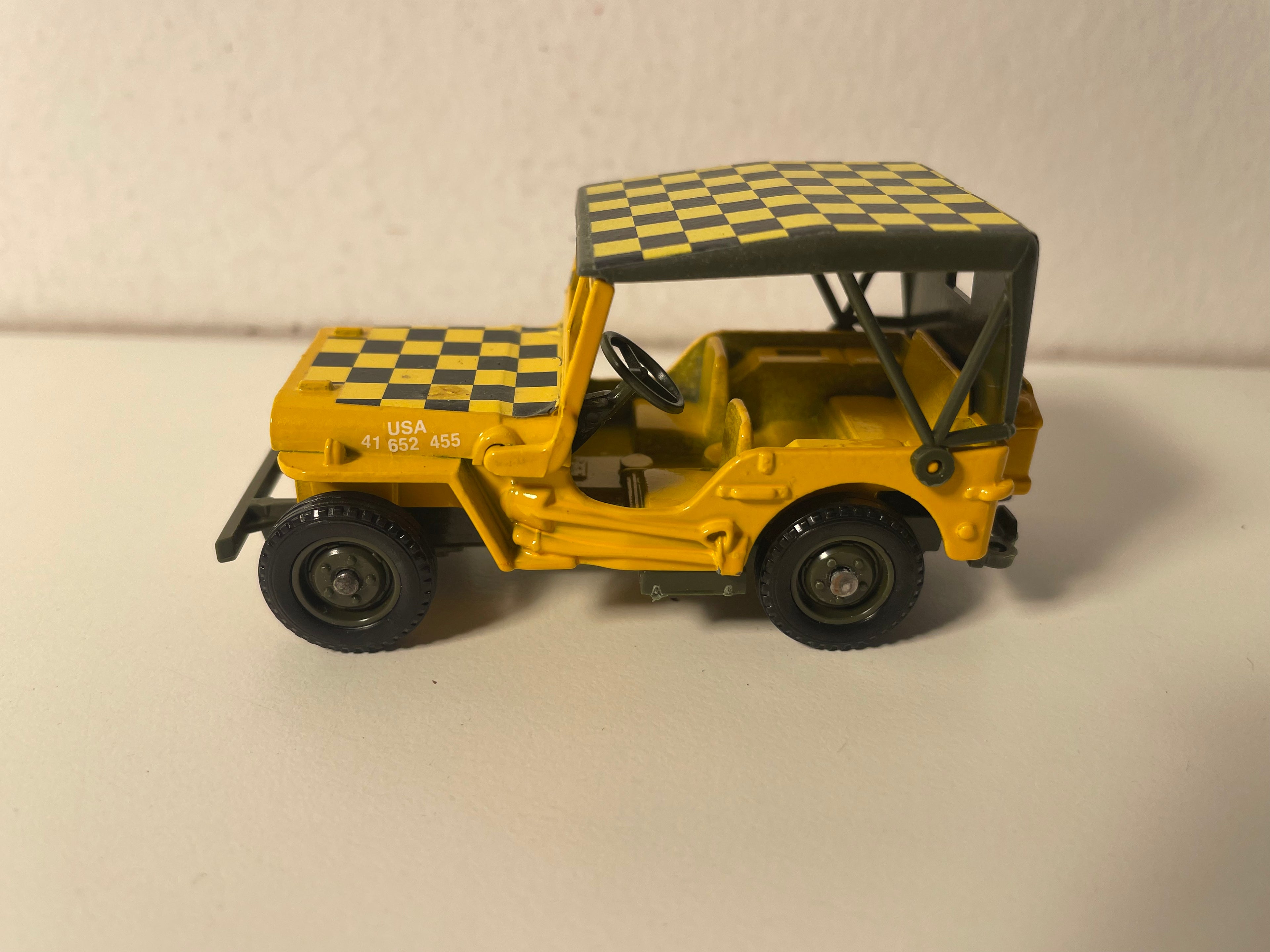 Jeep Willys militaire jaune avec damiers jaunes et noirs - Solido (fabrication ?) - boite N°TE0431