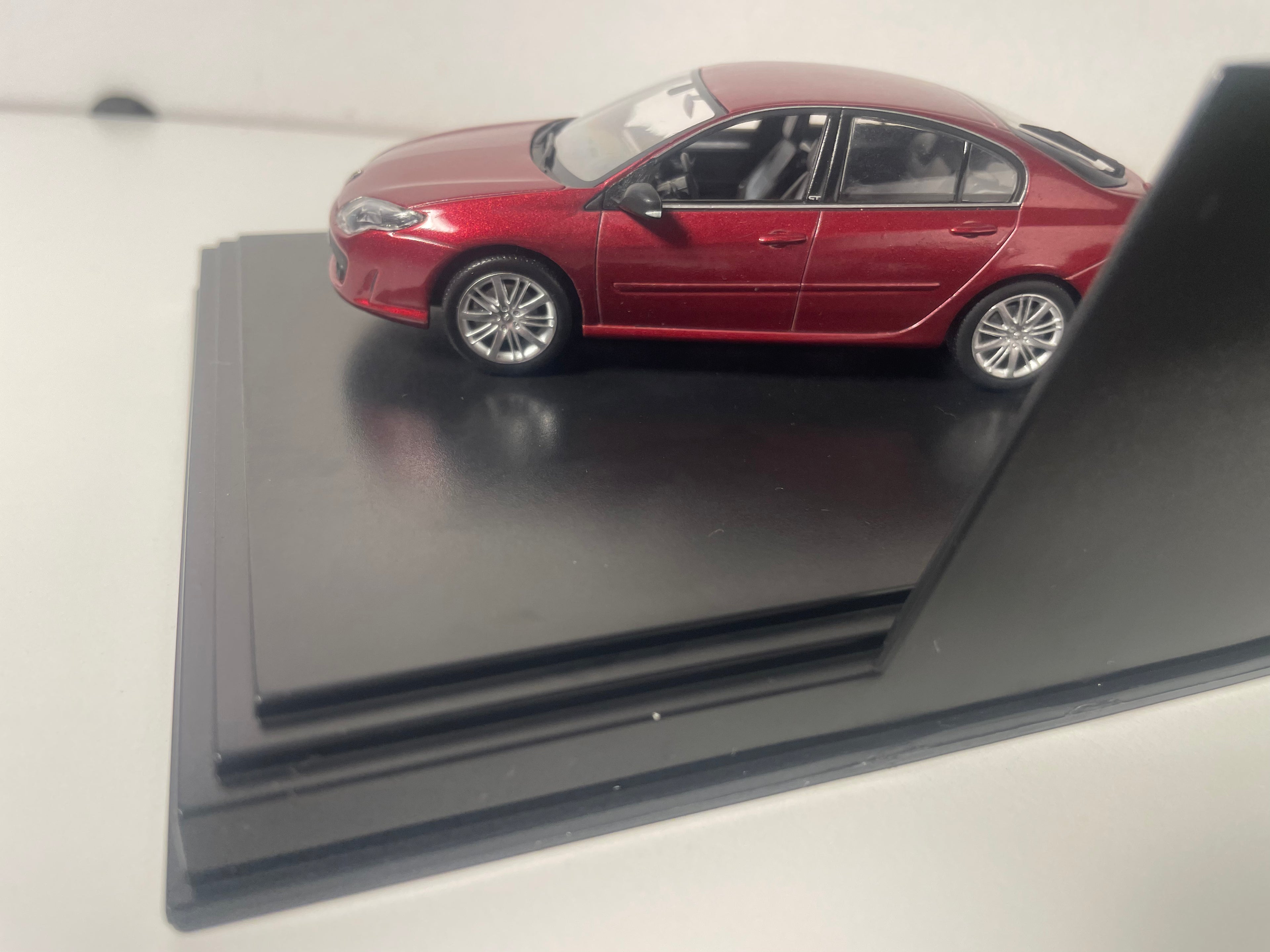 Renault Laguna rouge foncée - NOREV (coffret boite rectangle)