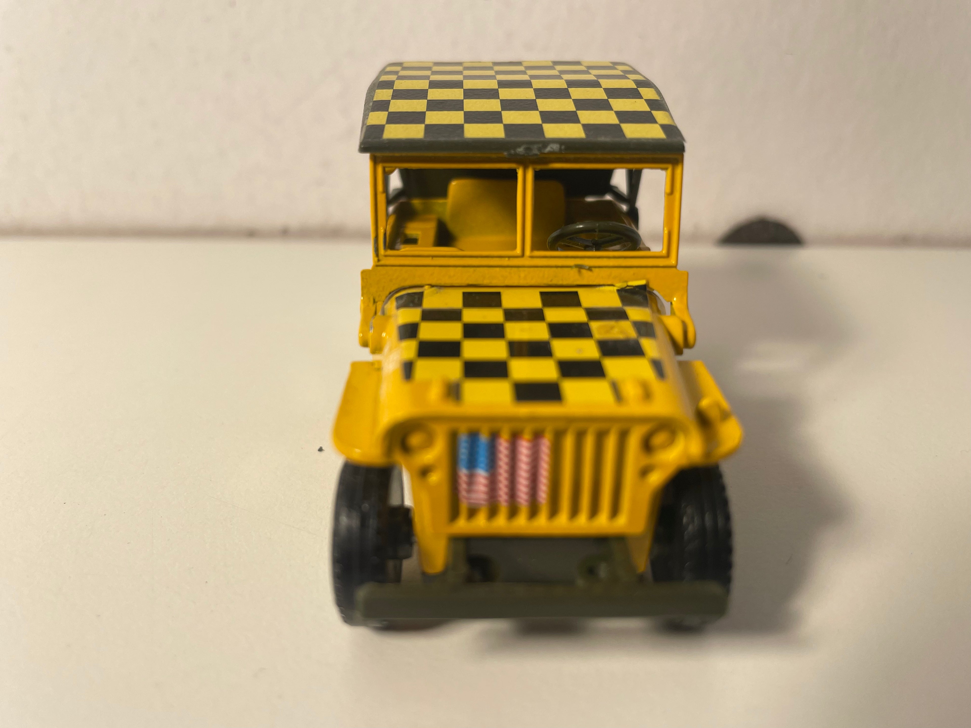 Jeep Willys militaire jaune avec damiers jaunes et noirs - Solido (fabrication ?) - boite N°TE0431