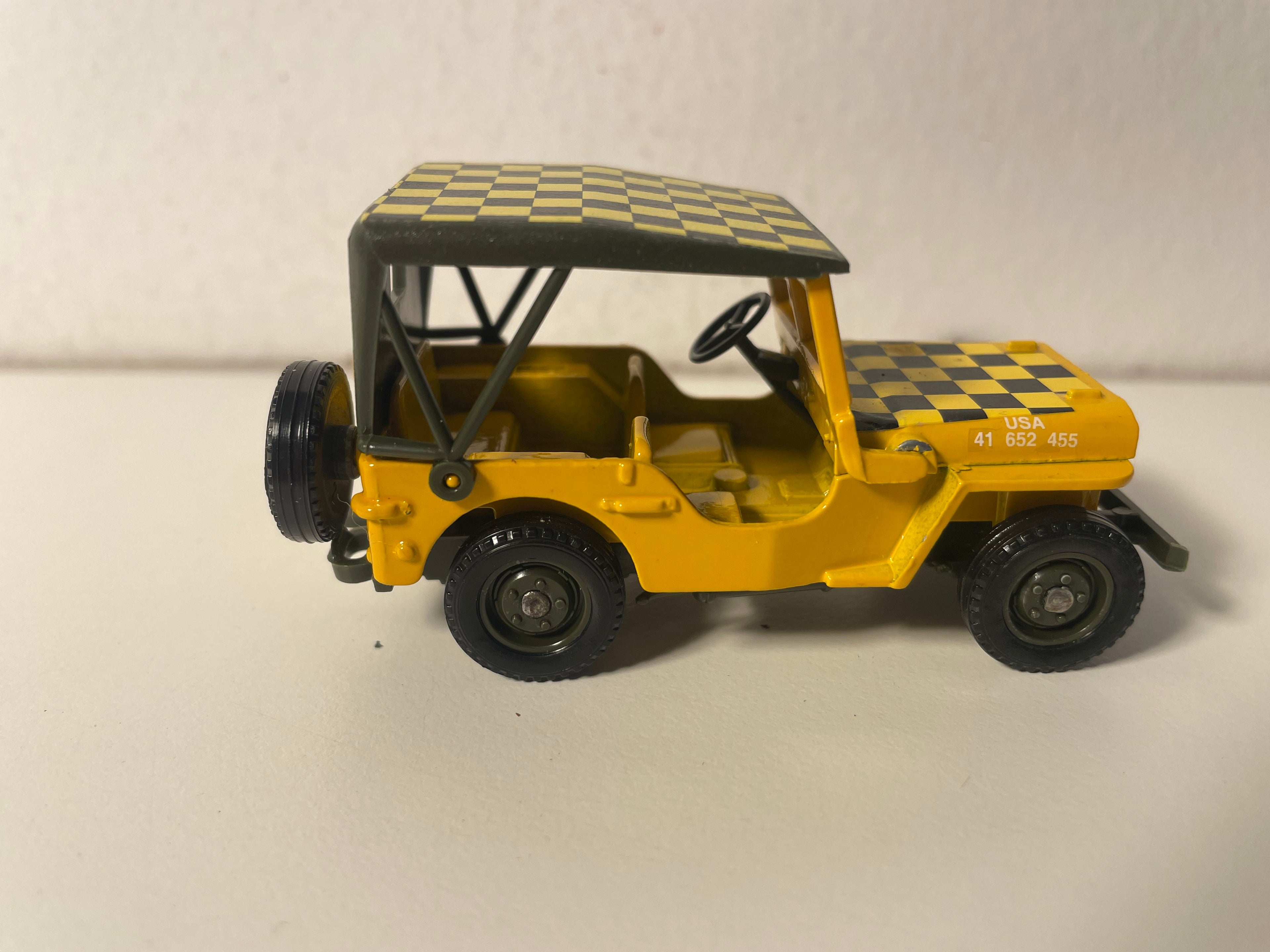Jeep Willys militaire jaune avec damiers jaunes et noirs - Solido (fabrication ?) - boite N°TE0431