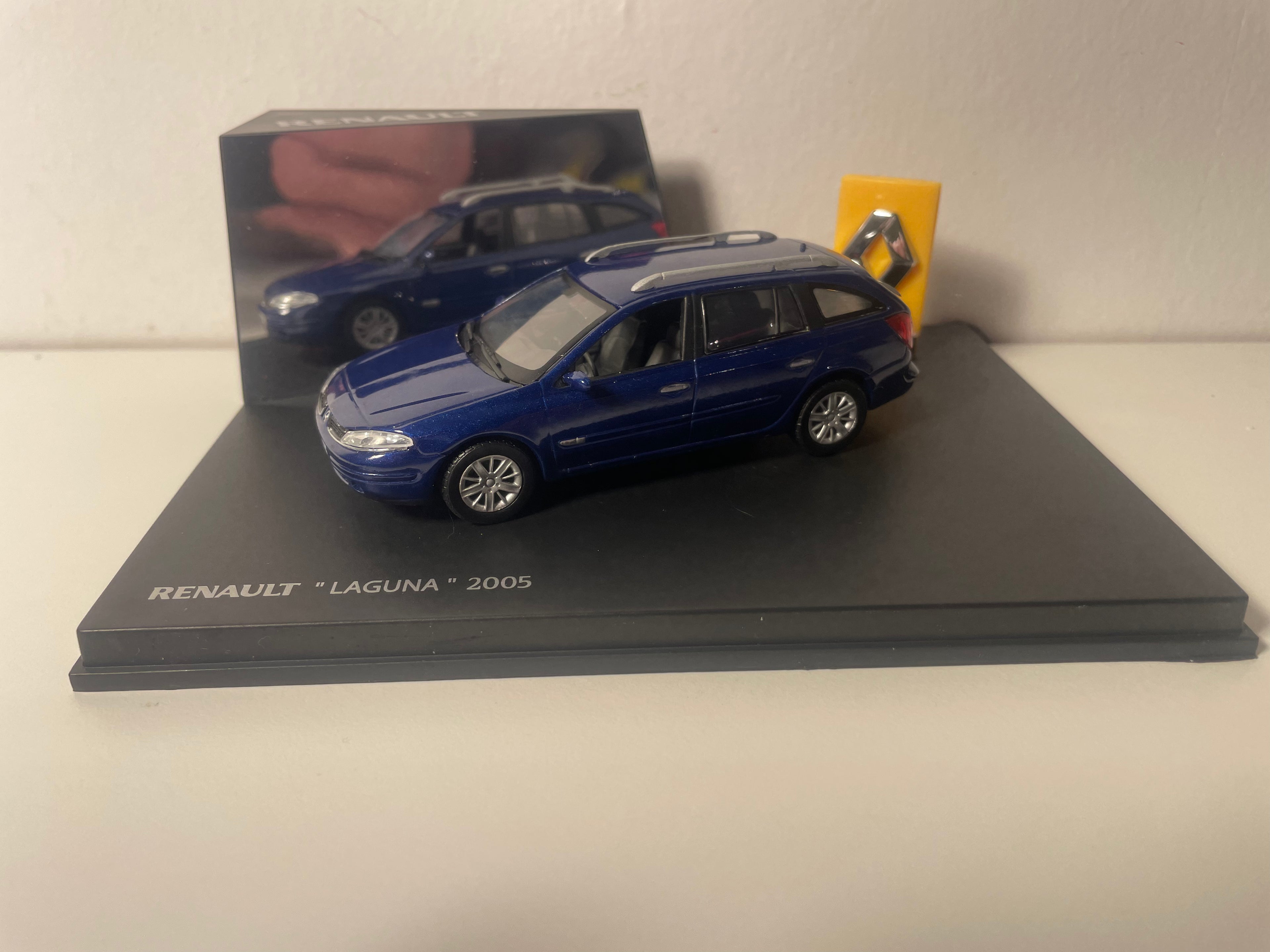 Renault Laguna niebieska ciemna z 2005 - Universal Hobbies (pudełko prostokątne)