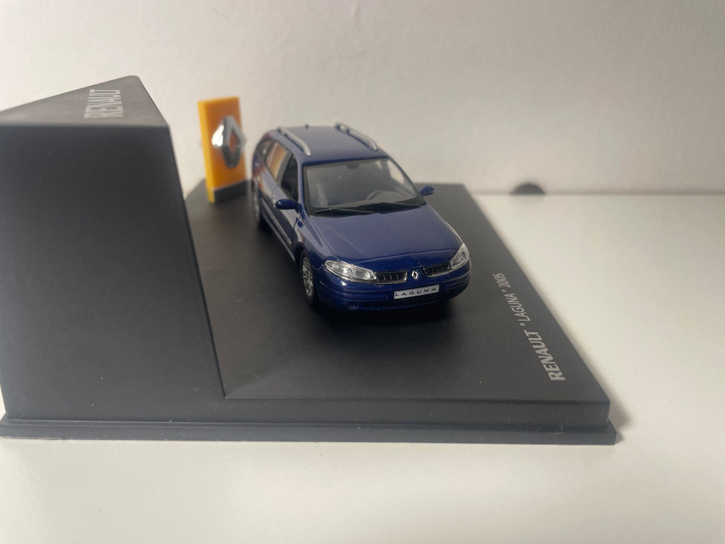 Renault Laguna niebieska ciemna z 2005 - Universal Hobbies (pudełko prostokątne)