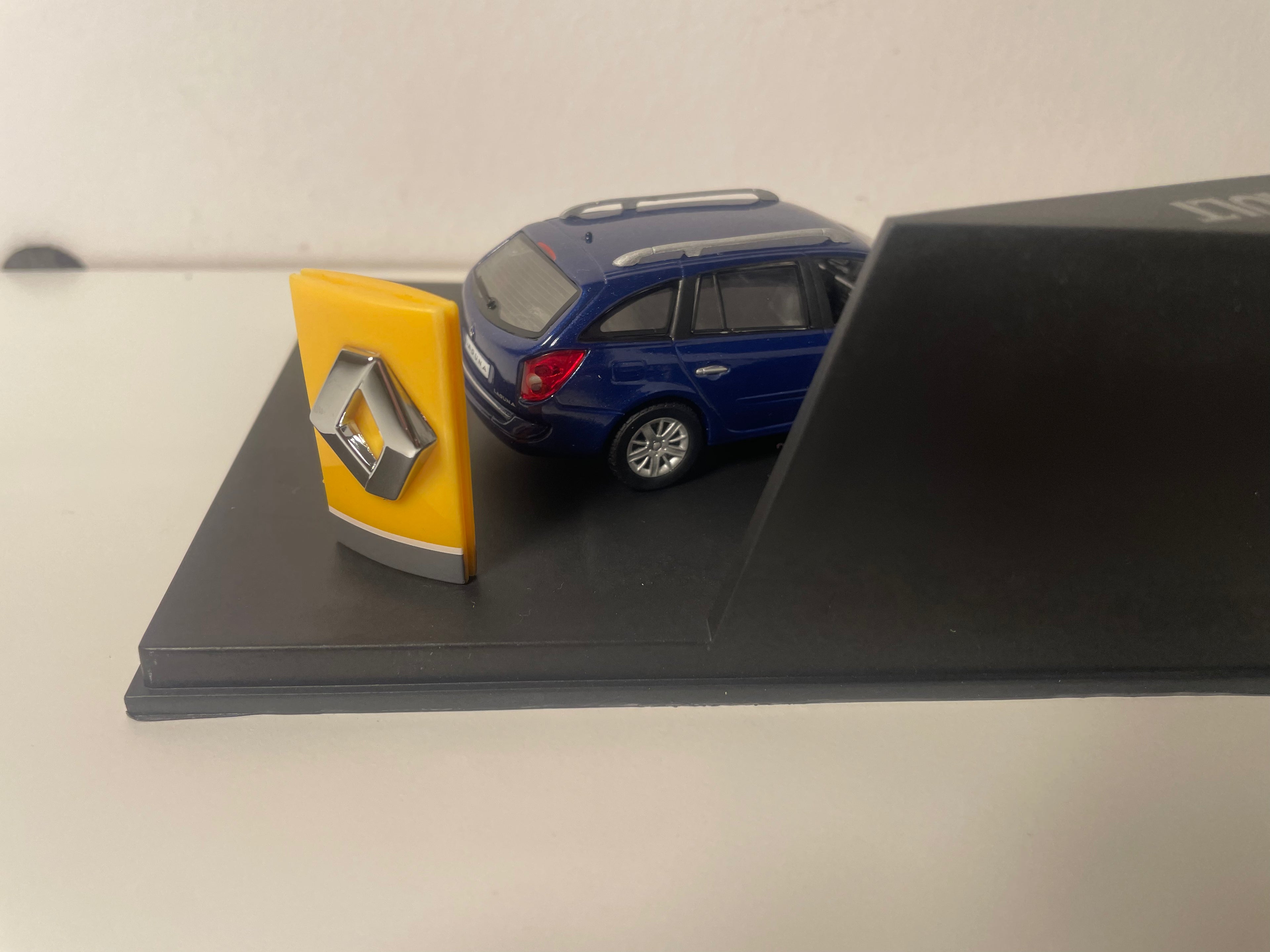 Renault Laguna niebieska ciemna z 2005 - Universal Hobbies (pudełko prostokątne)