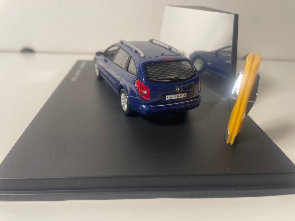 Renault Laguna niebieska ciemna z 2005 - Universal Hobbies (pudełko prostokątne)