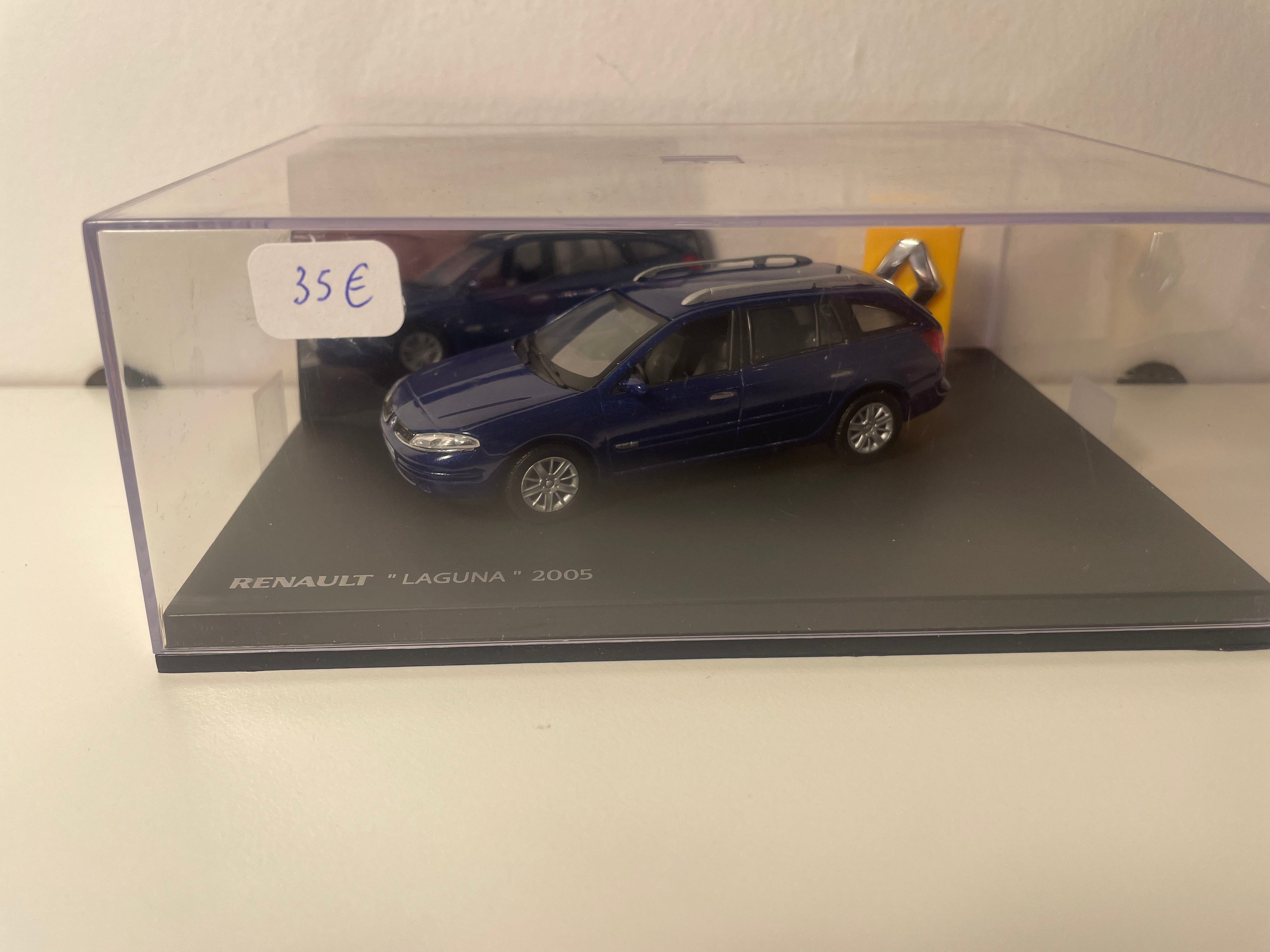 Renault Laguna niebieska ciemna z 2005 - Universal Hobbies (pudełko prostokątne)