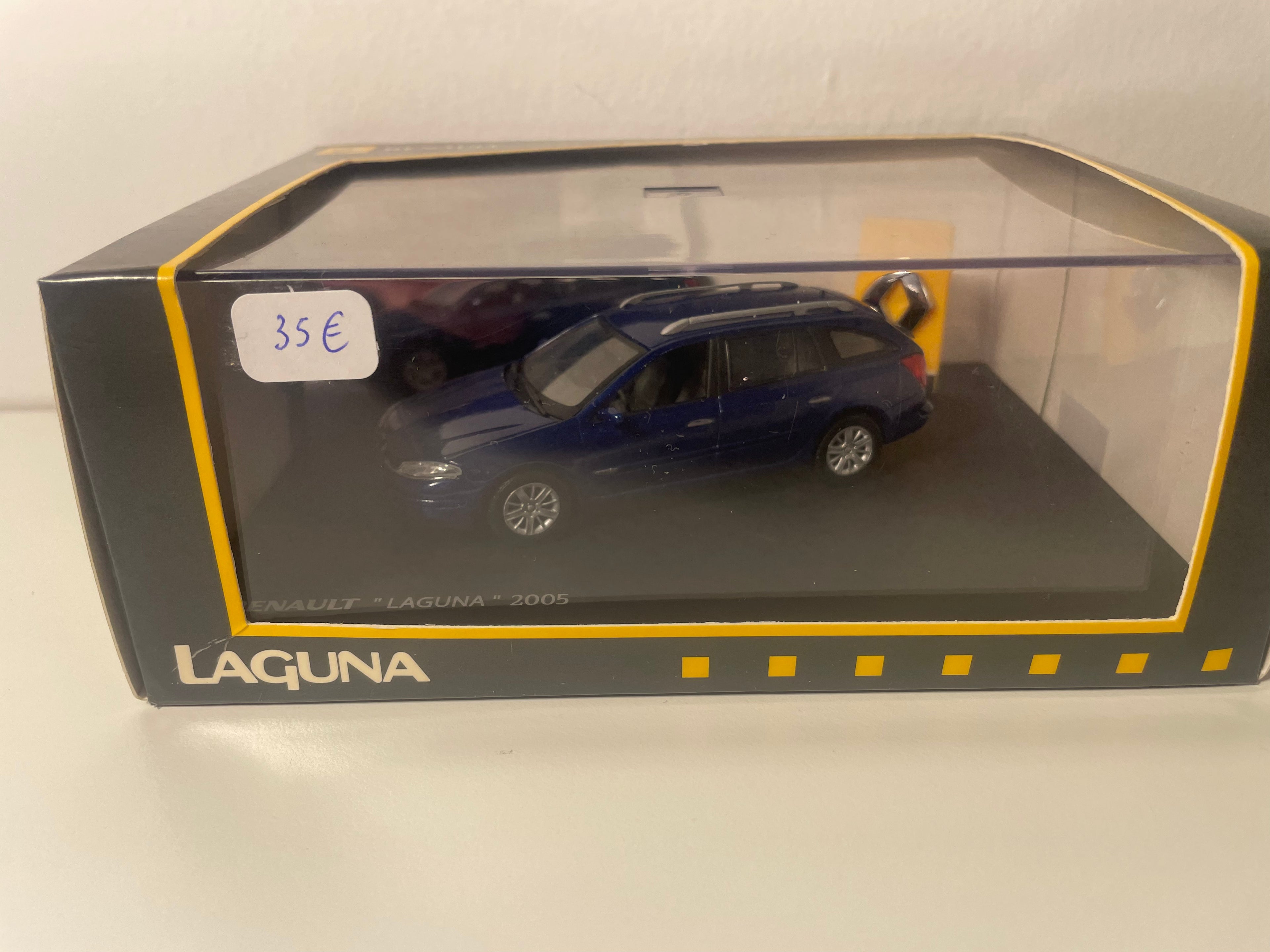 Renault Laguna niebieska ciemna z 2005 - Universal Hobbies (pudełko prostokątne)