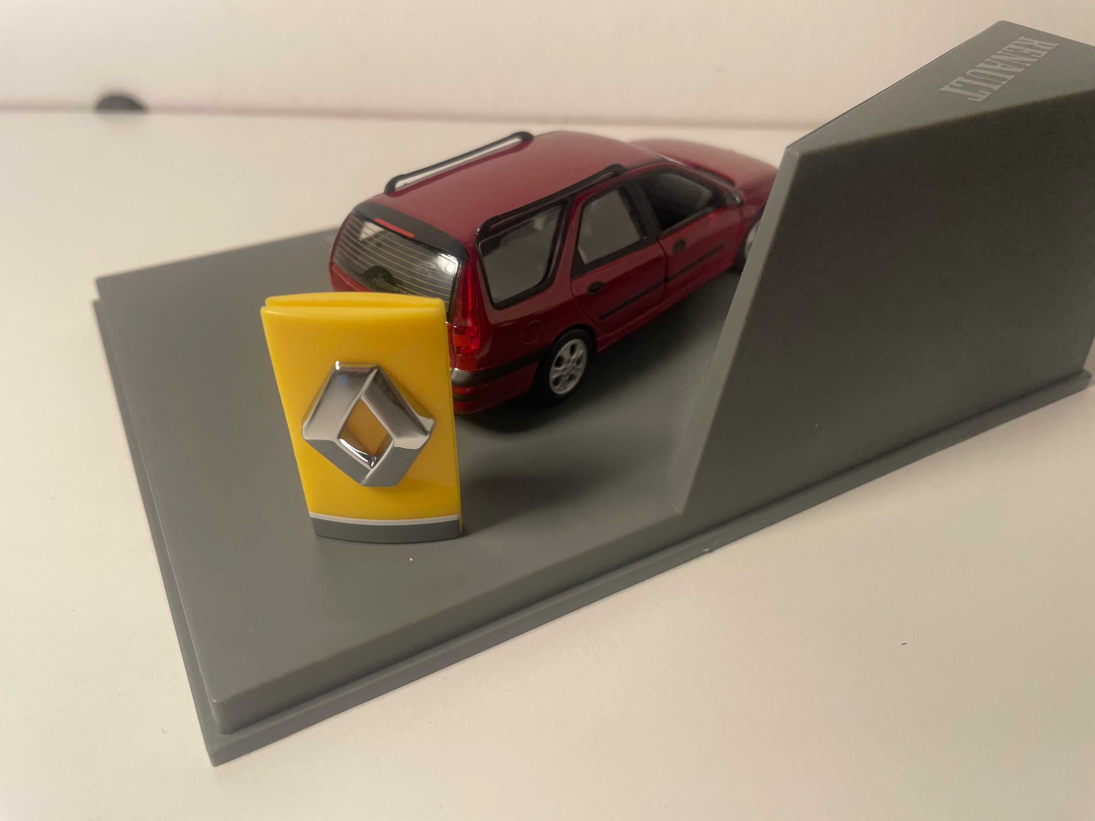 Renault Laguna Névada faza 2 ciemnoczerwony/bordowy - Universal Hobbies (pudełko prostokątne)