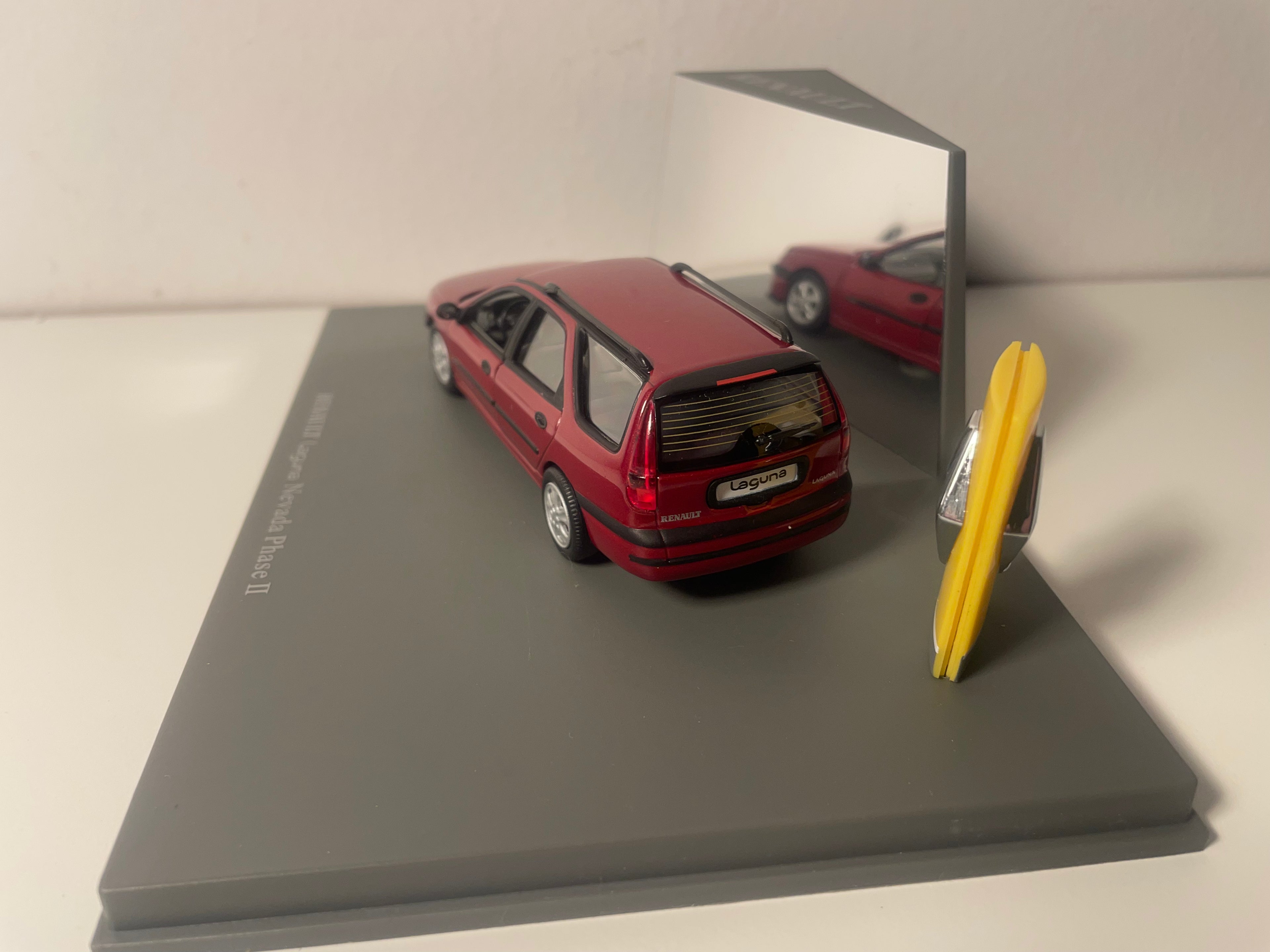 Renault Laguna Névada faza 2 ciemnoczerwony/bordowy - Universal Hobbies (pudełko prostokątne)