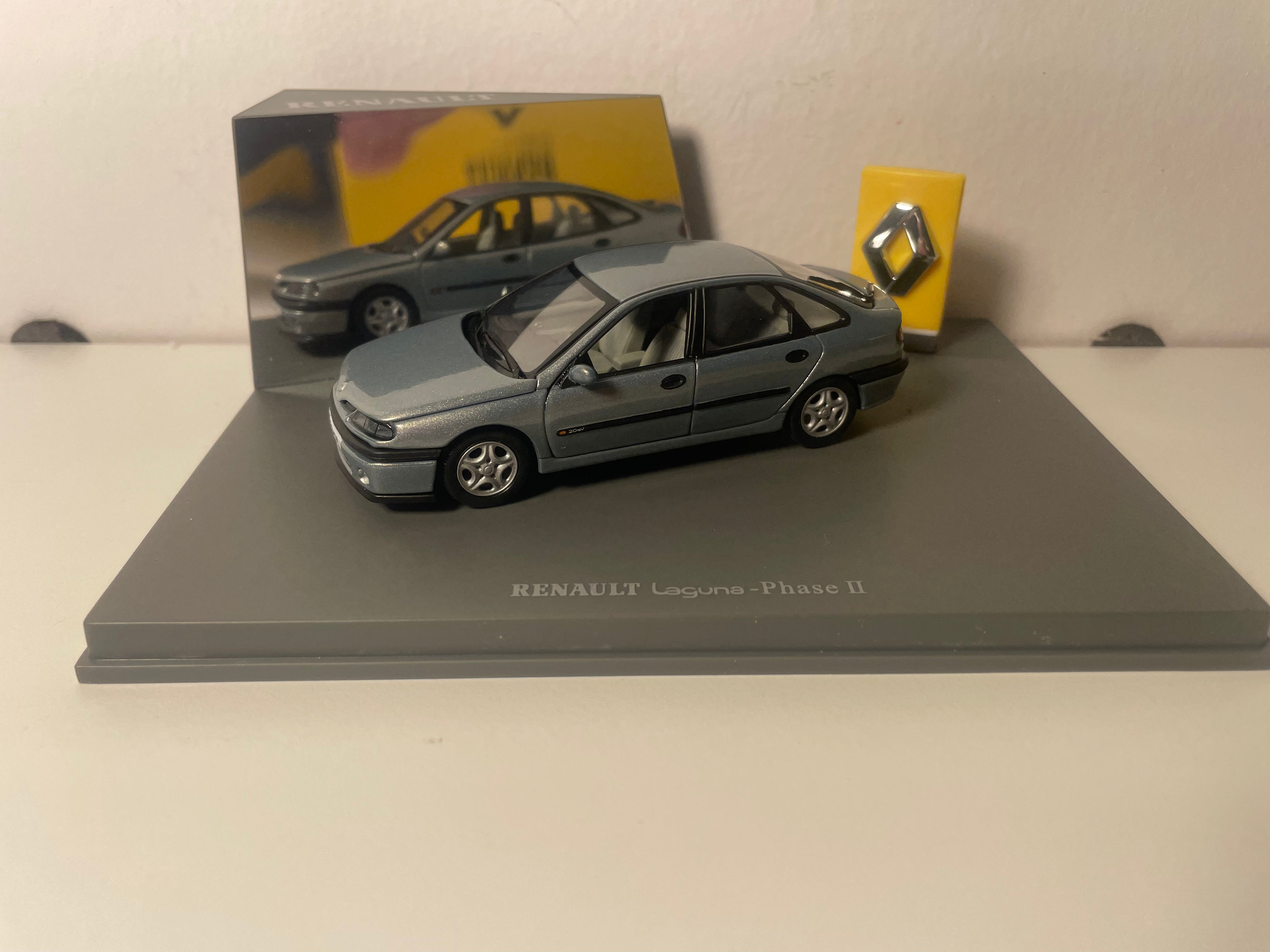 Renault Laguna phase 2 szara - Universal Hobbies (prostokątne pudełko)