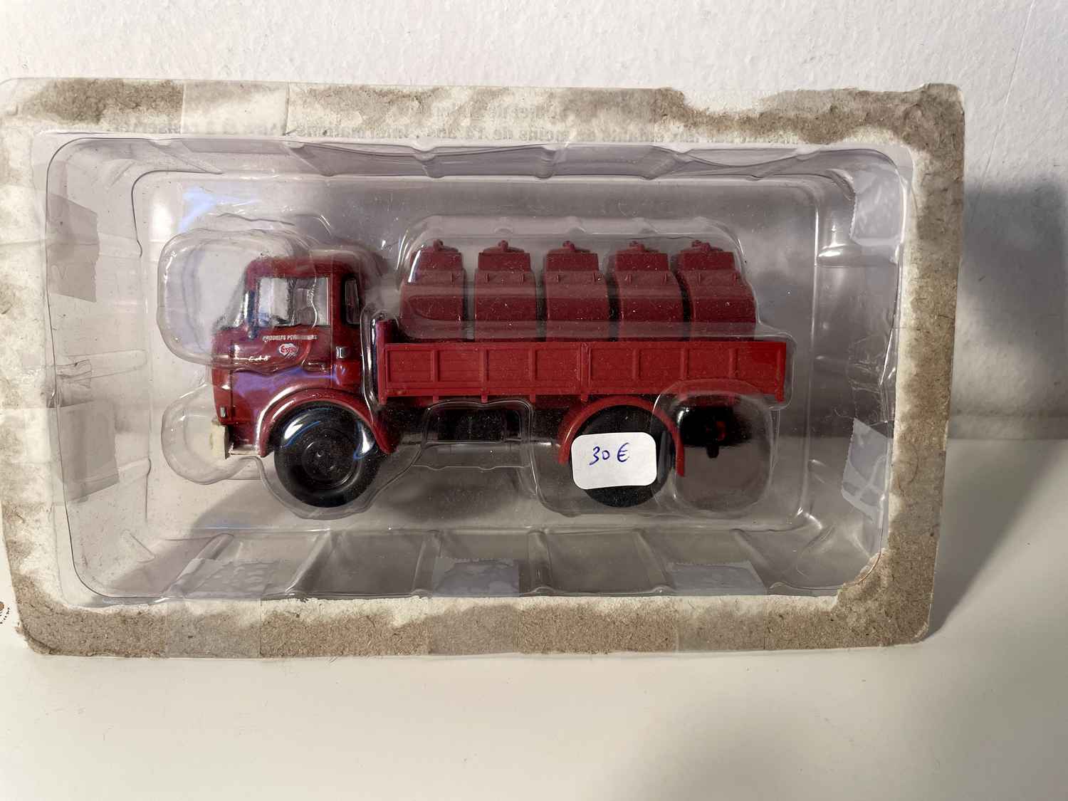 Camion citerne Berliet GAK 5 rouge foncé Produits Pétroliers ESSO (avec blister mais sans le carton)