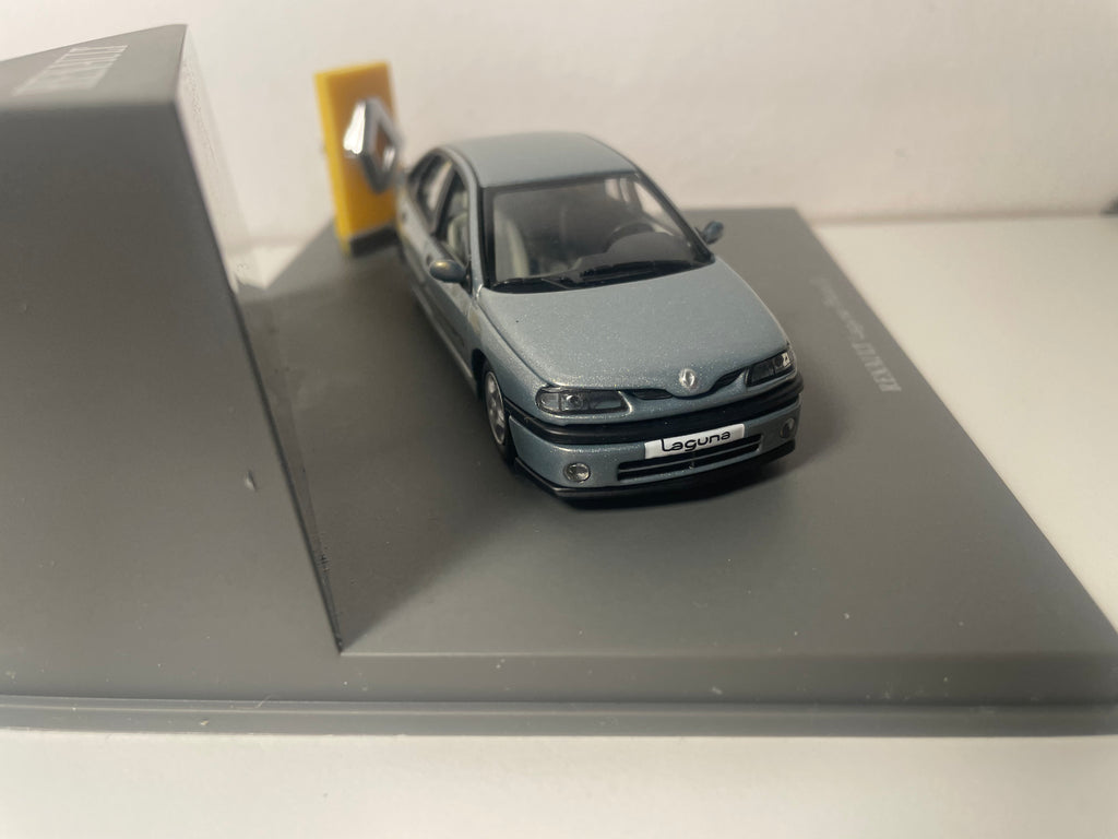 Renault Laguna phase 2 szara - Universal Hobbies (prostokątne pudełko)