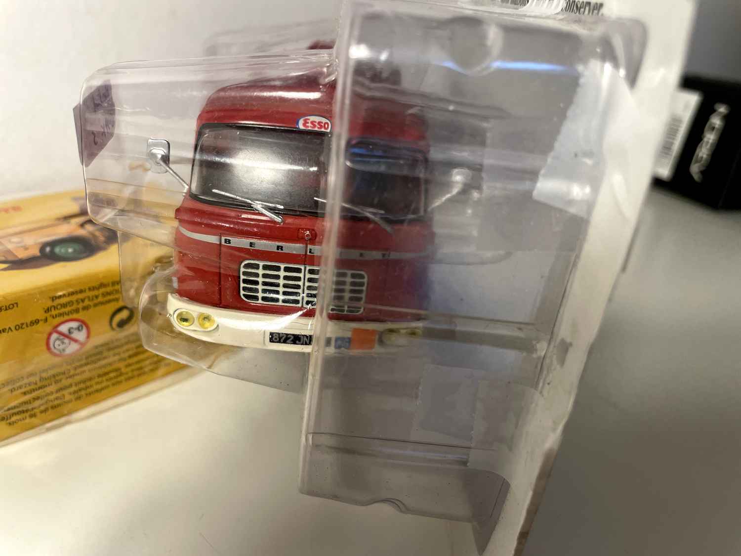 Camion citerne Berliet GAK 5 rouge foncé Produits Pétroliers ESSO (avec blister mais sans le carton)