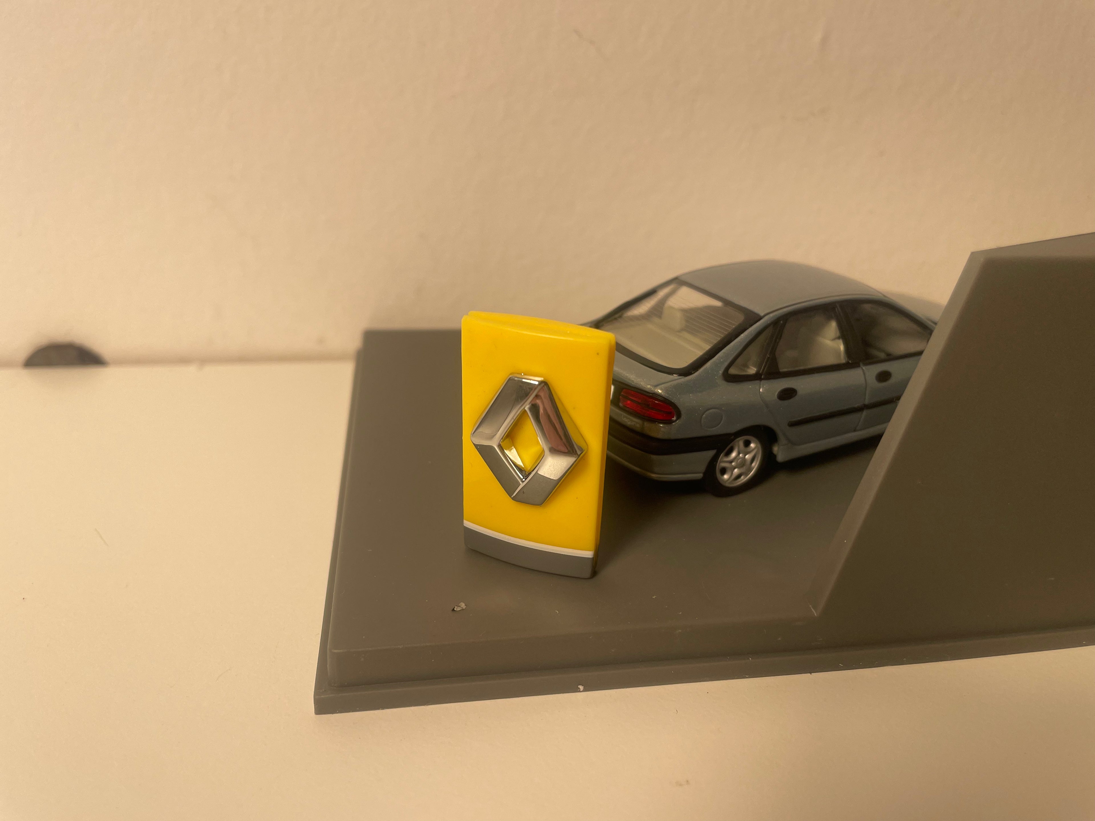 Renault Laguna phase 2 szara - Universal Hobbies (prostokątne pudełko)