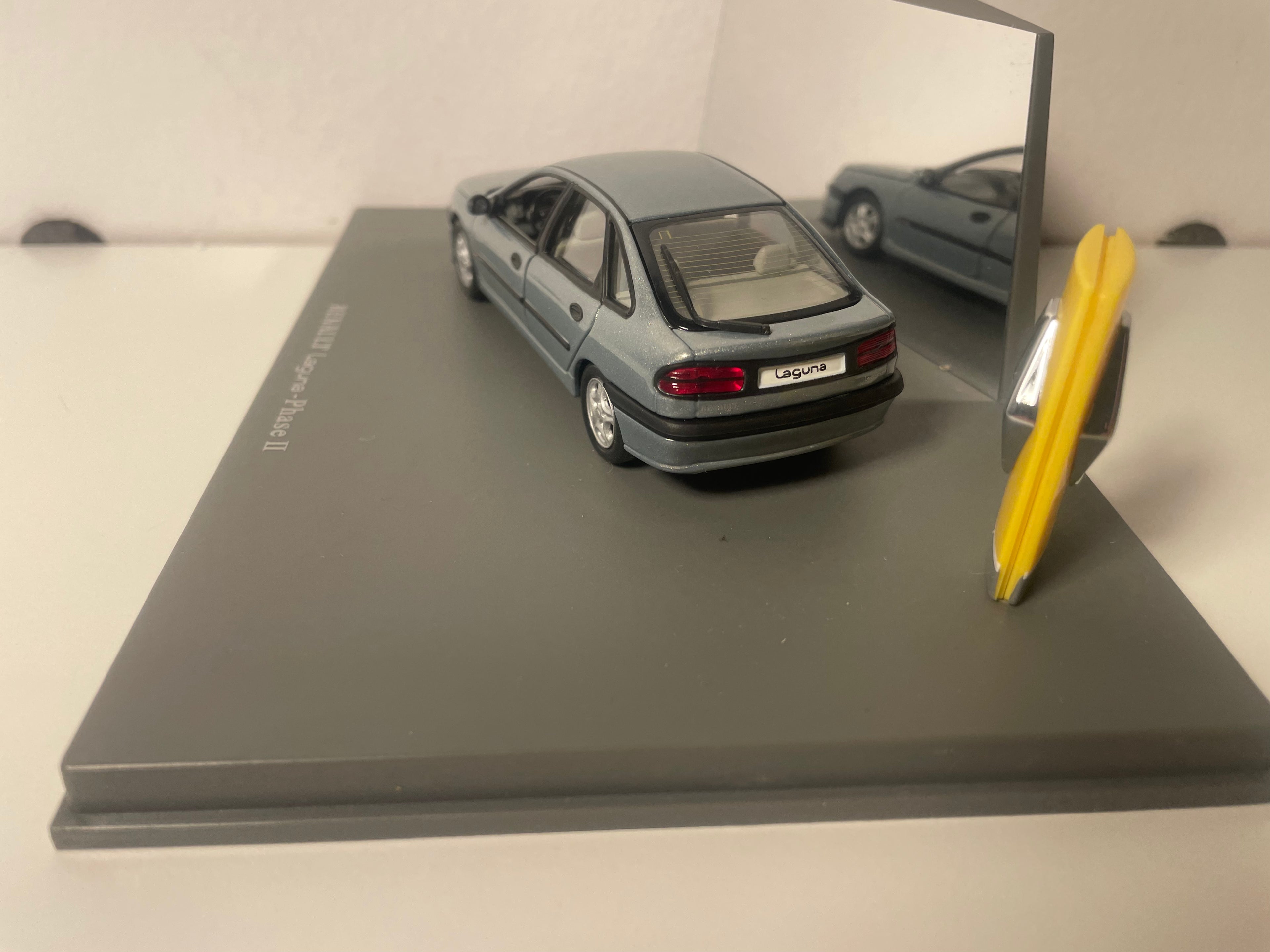 Renault Laguna phase 2 szara - Universal Hobbies (prostokątne pudełko)