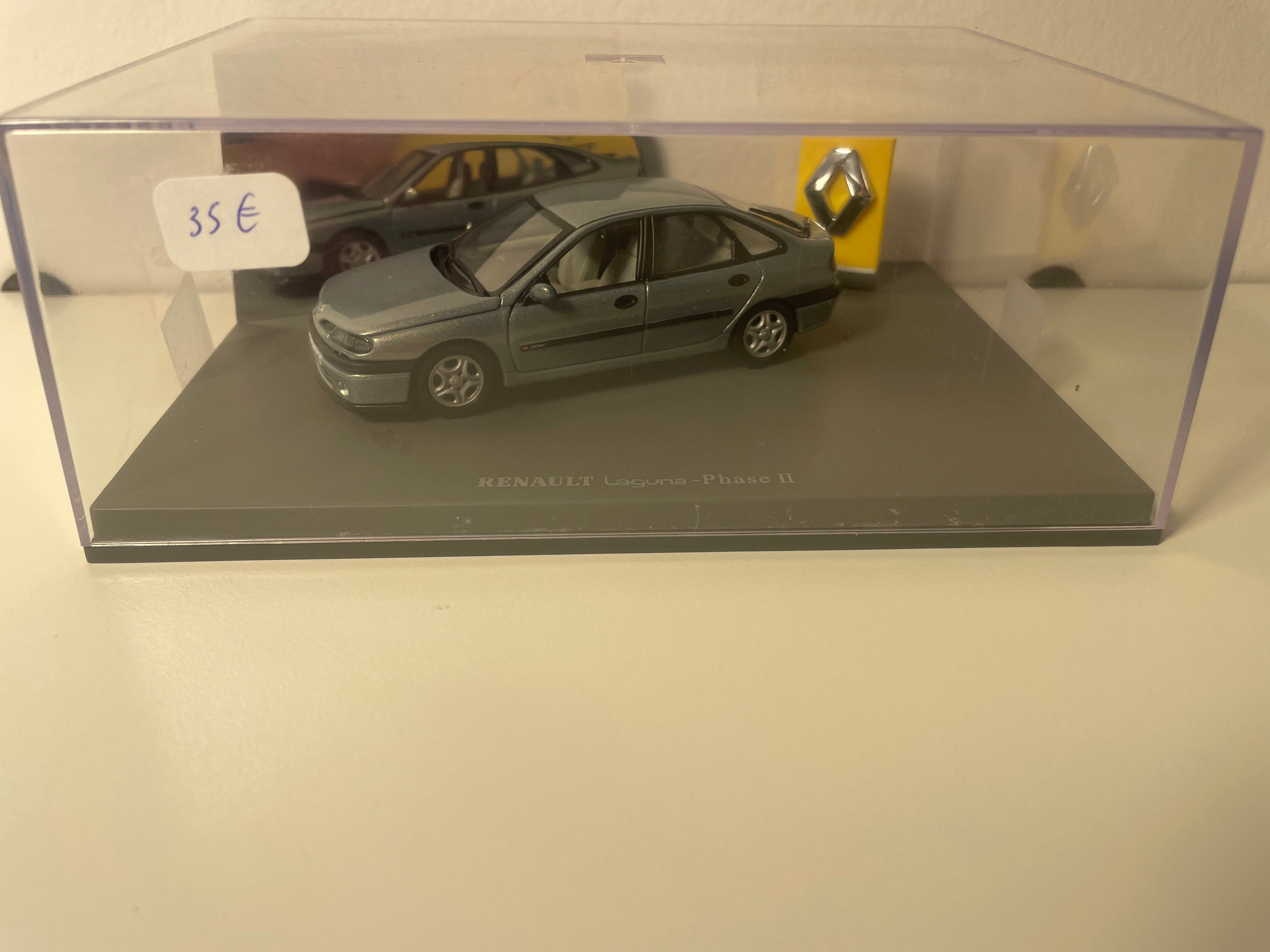 Renault Laguna phase 2 szara - Universal Hobbies (prostokątne pudełko)
