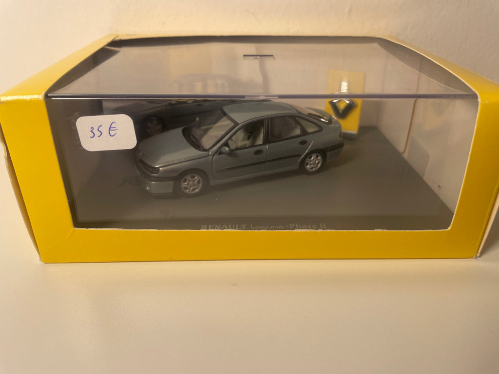 Renault Laguna phase 2 szara - Universal Hobbies (prostokątne pudełko)