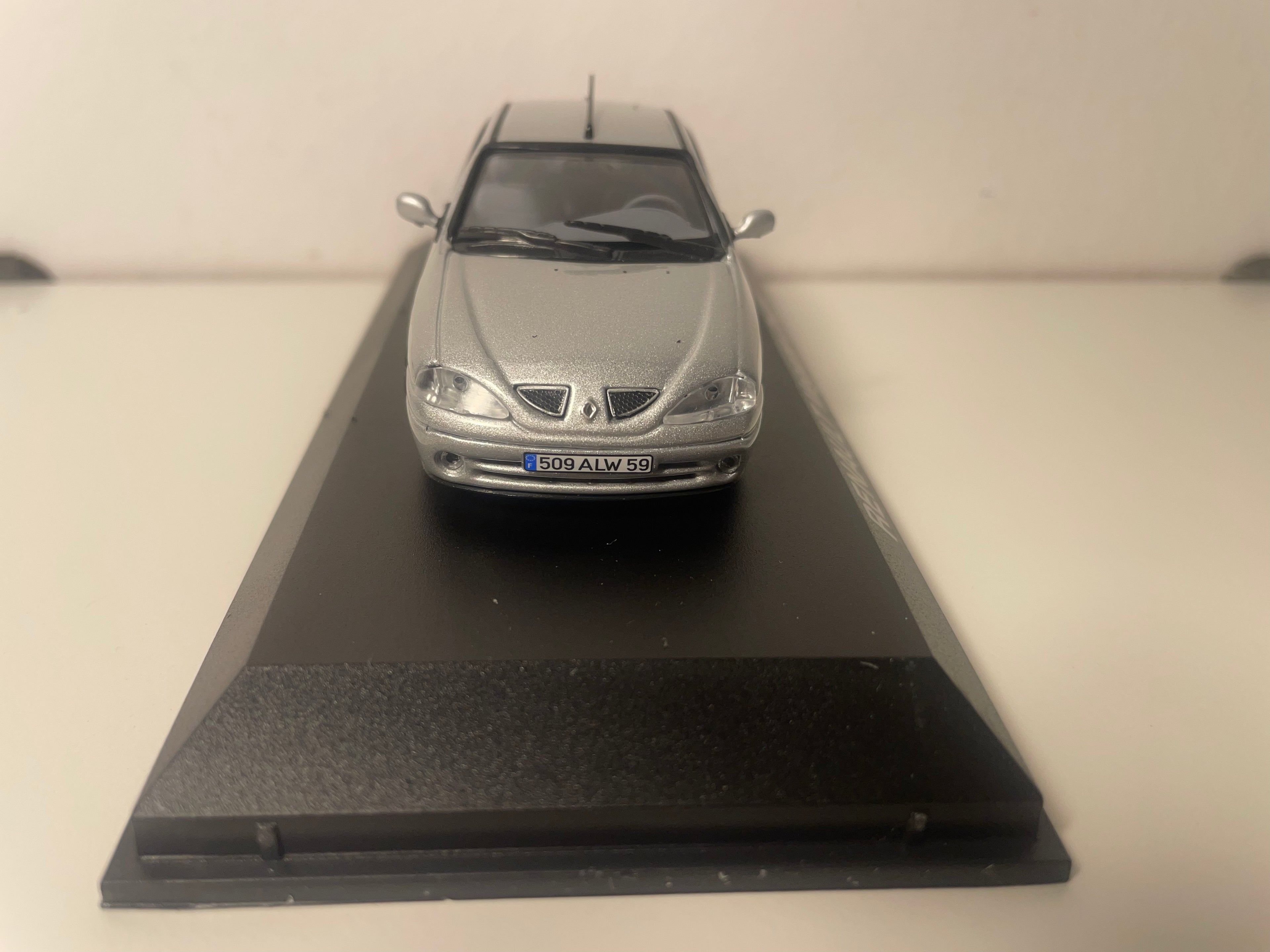 Renault Mégane coupé grise de 2001 - NOREV