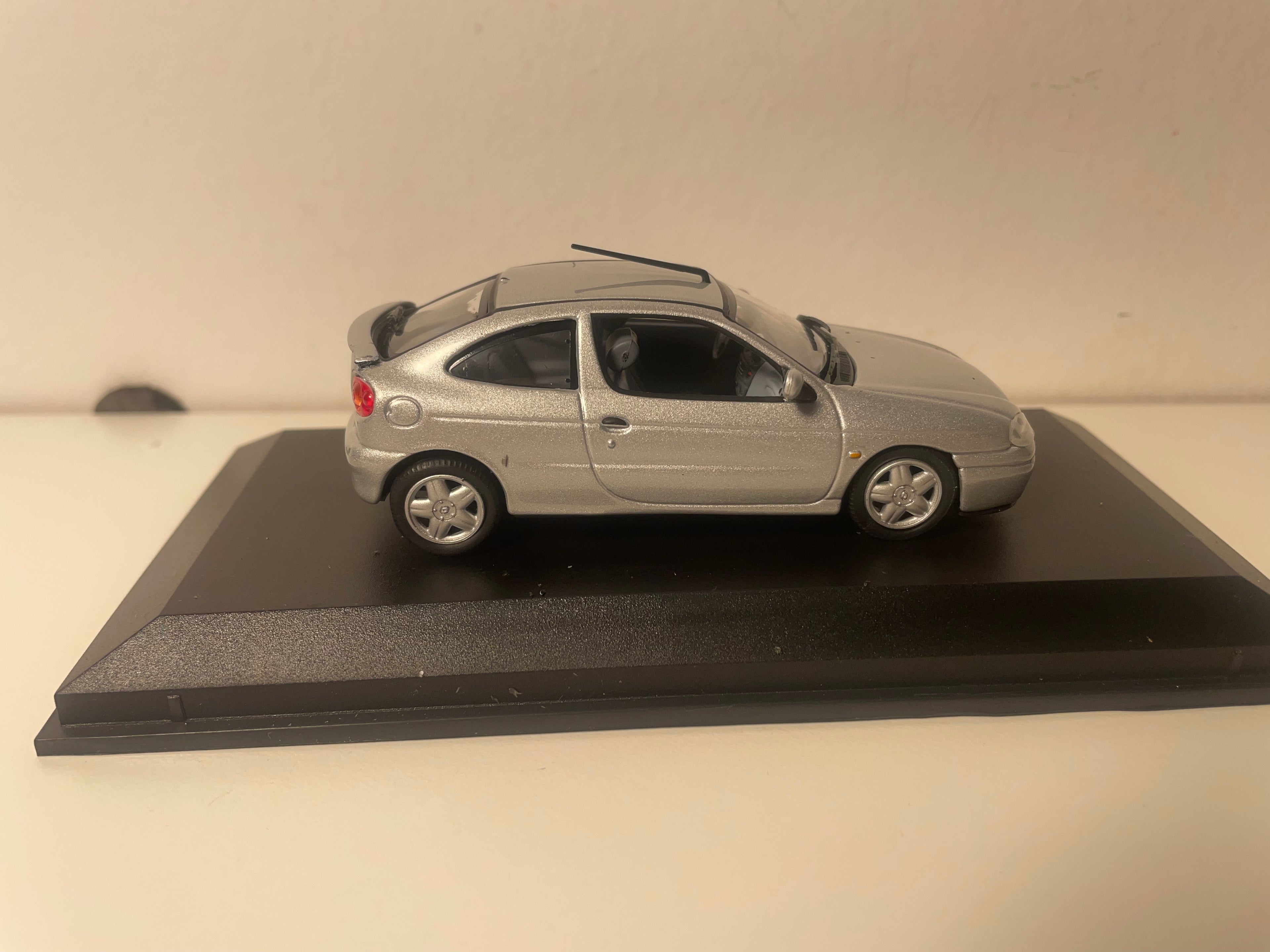 Renault Mégane coupé grise de 2001 - NOREV
