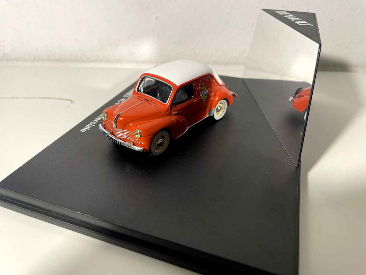 Renault 4 CV kommerziell orange a wäisst Daach mam Renault Logo (rechteckeg Këscht)