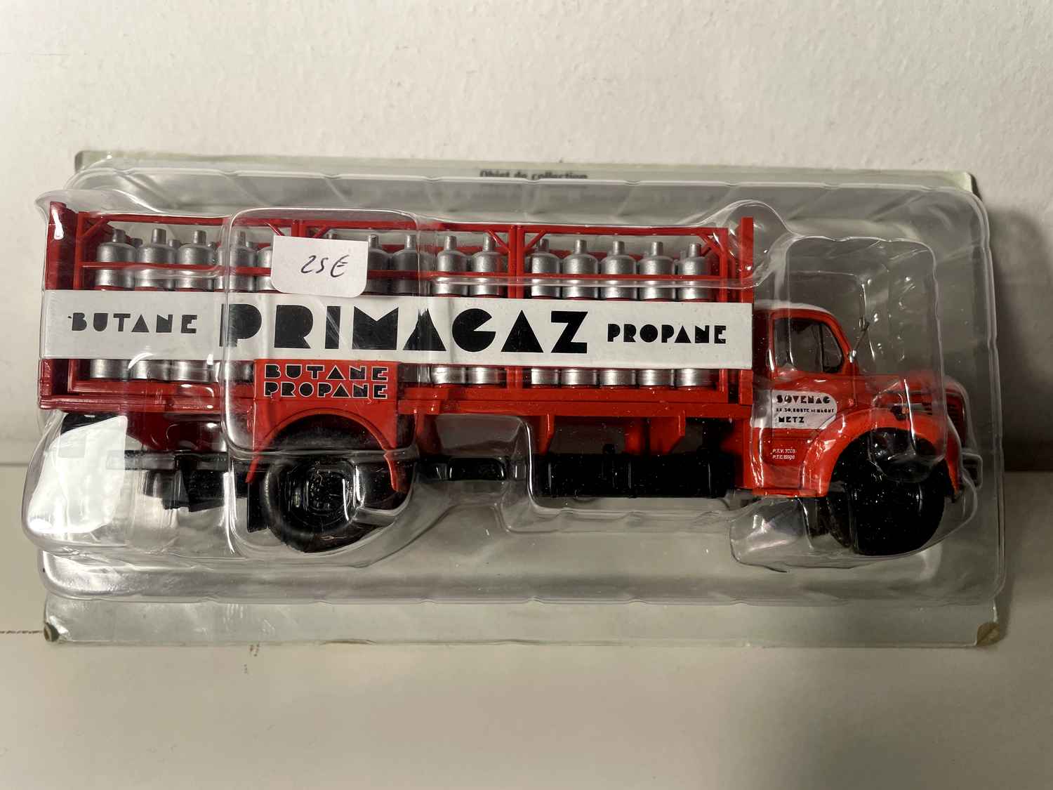 Camion Berliet GLR 8R rouge et blanc transport de bouteilles de gaz Butane - Propane - Collection Hachette