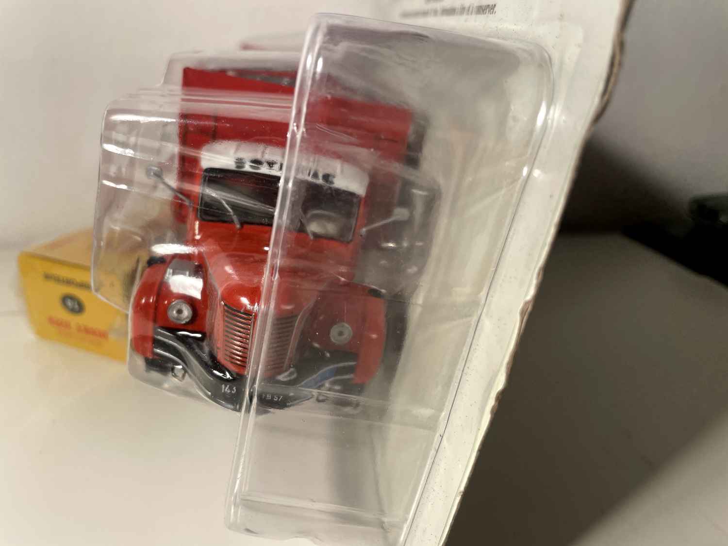 Camion Berliet GLR 8R rouge et blanc transport de bouteilles de gaz Butane - Propane - Collection Hachette