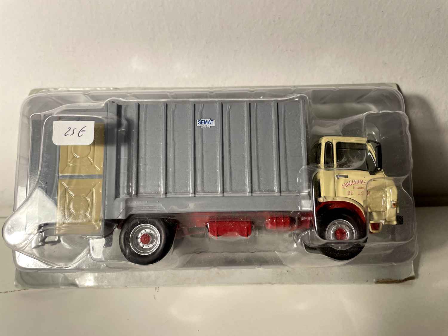 Camión Berliet GC 190 gris y marrón para la recolección de basura - Colección Hachette