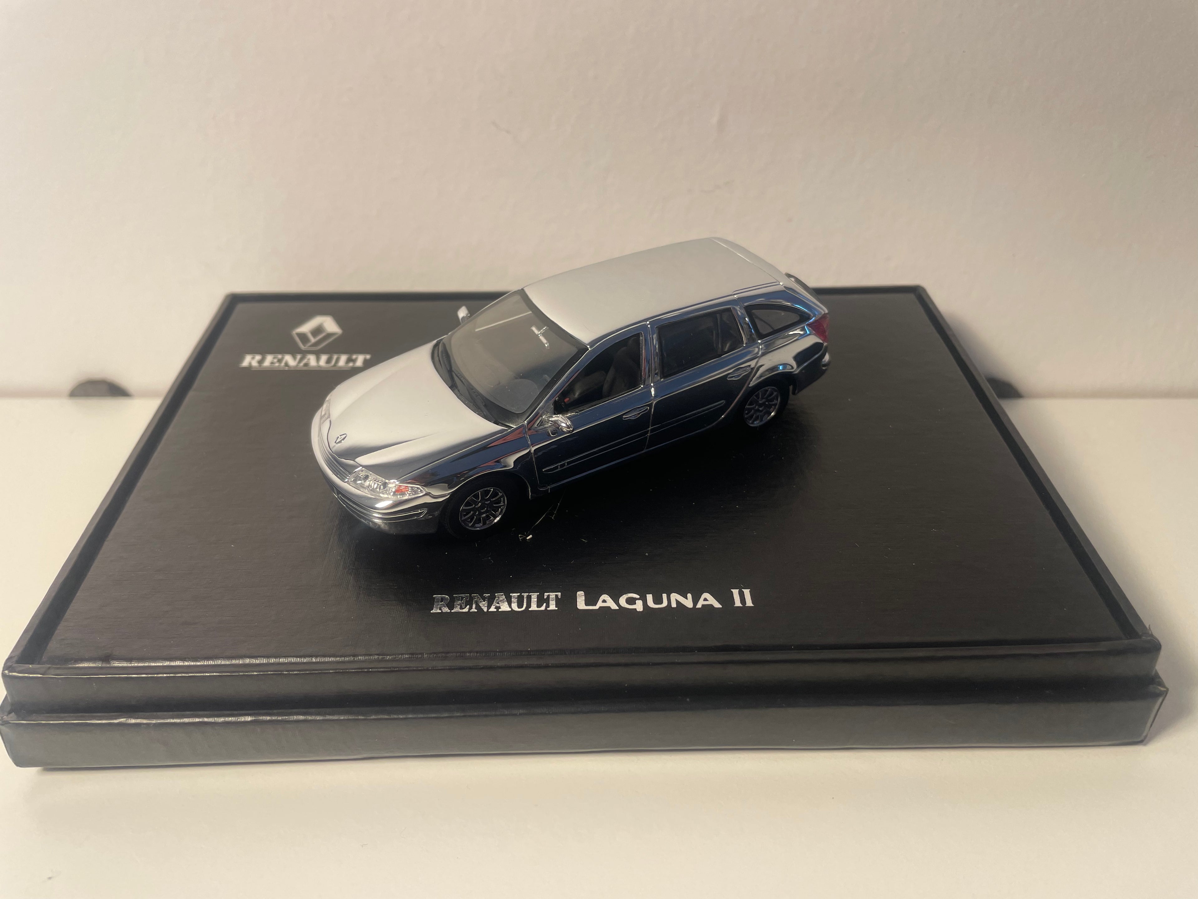 Renault Laguna 2 gris argente (boîte de présénation rectangulaire en carton noir)